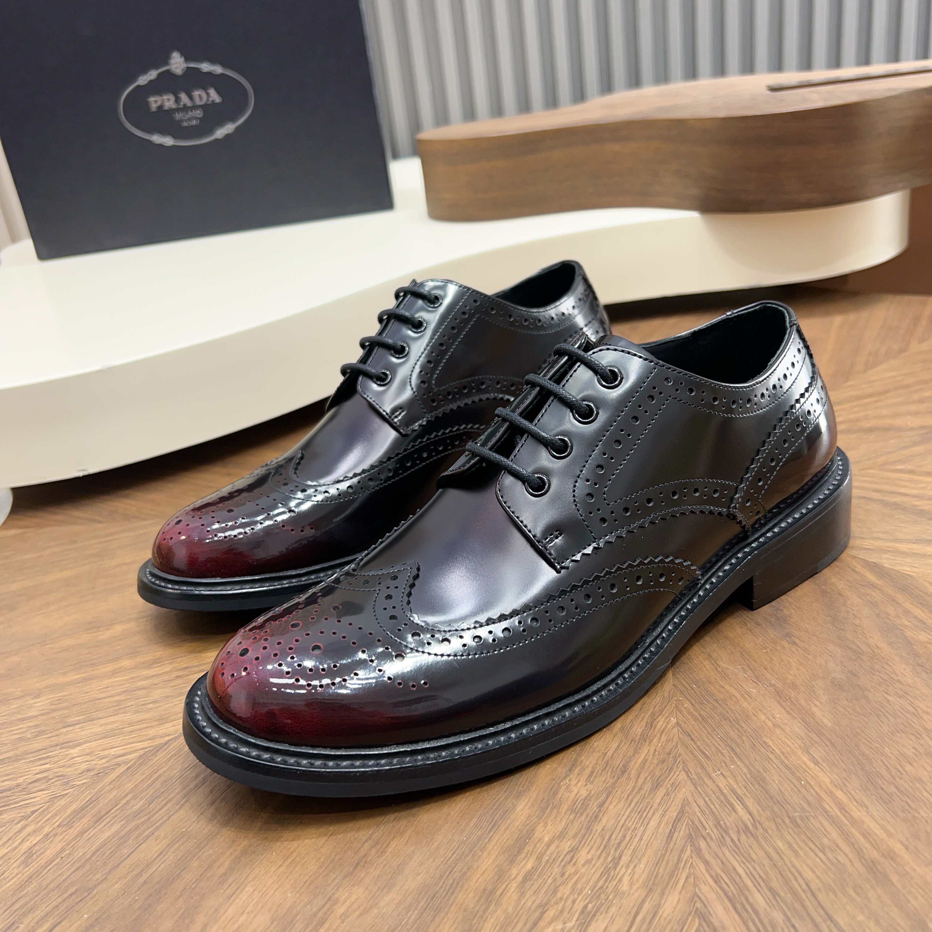 NO:729218,Quality Niuli [PRADA] Prada leather shoes, top men's purchasing agent, available at the counter simultaneously, top-grade original calfskin imported from Italy (real cowhide lining), original factory special leather original outsole, fine workmanship, impeccable, can be entered and exited the counter at will; the real thing is super beautiful, sizes 39 to 44 (order 38, 45), prada, prada, cowhide19860909品质 牛里【PRADA】普拉达 皮鞋 顶级代购男士 专柜同步 发售,意大利进口顶级原版小牛皮真牛皮内里）原厂特供真皮原版大底,做工精细 无可挑剔 可随意进出专柜；实物超级漂亮 39一44码（38,45订）,,prada,prada,cowhide,Men's shoes