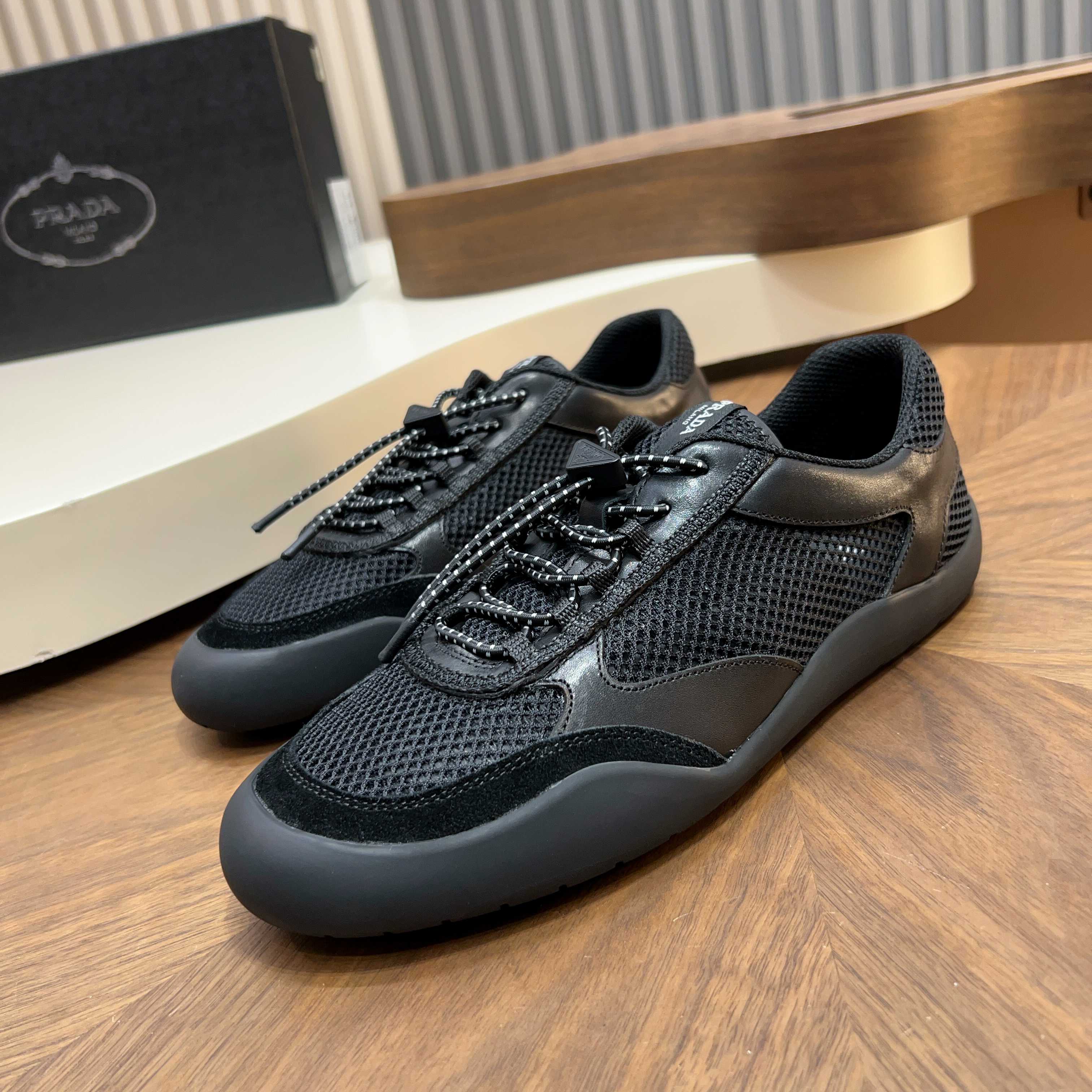 NO:745010,Prada/Prada's new spring and summer men's Wind series casual sports shoes. These sports shoes are made of imported calfskin and scientific grade fabrics. They are simple and elegant, with a fashionable temperament. The whole pair of shoes has smooth lines and is exquisite. It is mainly comfortable, refreshing and breathable. The fabric lining and genuine leather footbed are decorated with logos, which makes the upper feet particularly comfortable and enjoyable. The classic rubber particle outsole is non-slip and wear-resistant, ultra-light and super protective for the feet. It is worth owning. Comes with a dust bag in the original box!  Size 39-40-41-42-43-44 Standard leather shoe size 45 Customized, prada, prada, sneakers, cowhide19860909Prada/普拉达 春夏男士新款Wind系列休闲运动鞋 这款运动鞋臻选进口小牛皮和科级织物混搭拼接,简单大方、时尚气质,整双鞋子线条顺滑,玲珑有致,主打一个舒适清爽透气,织物内里,真皮脚床饰以徽标,上脚特别舒适和享受.经典橡胶颗粒大底,防滑耐磨,超轻超护脚,值得拥有. 配原盒包装防尘袋！ 码数39-40-41-42-43-44 标准皮鞋码 45 订做,,prada,prada,sneakers,cowhide,Men's shoes