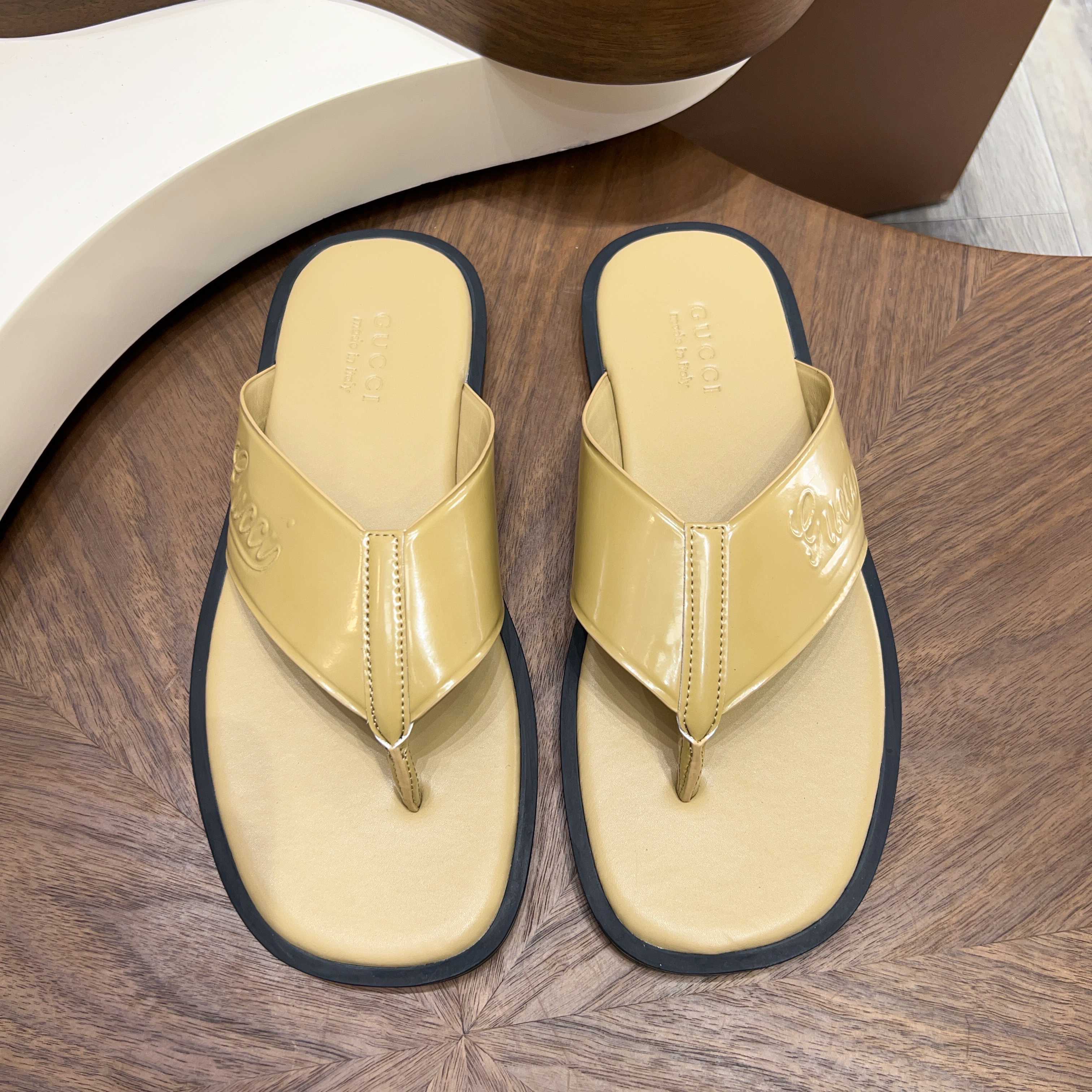 NO:745811,The latest Gucci slippers, Gucci Gucci, original 1.1 custom-made, cowhide embossed upper, super quality, classic counter model, original special material. Code number 39-4438 45 46 order,,gucci,gucci,slippers,cowhide19860909最新款古奇拖鞋,Gucci古驰,原版1.1订做,牛皮压花鞋面,超美品质,专柜经典款,原版特殊材料.码数39-4438 45 46订,,gucci,gucci,slippers,cowhide,Men's shoes