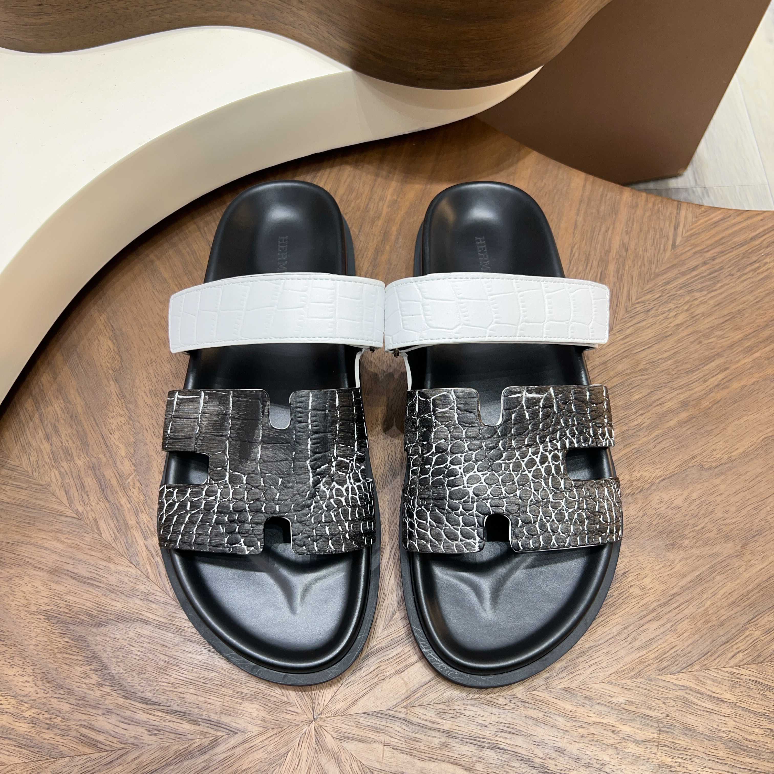 NO:745816,[HERMS] Top Size: 39-44 (38.45 46 custom-made) Herme*H Home Hermès Men's Sandals and Slippers - Original Reproduction. Purchase the original version and make it one-to-one. The outsole is a private model. The outsole color corresponding to each color is the same as the original one. For those who know the difference, the ultra-light soles are designed in contrasting colors, and the feet feel so comfortable that they scream!  ,,hermes,hermes,sandals,slippers19860909【HERMS】顶级 Size:39-44(38.45 46定做） Herme*H家 爱马仕 男士凉鞋拖鞋-原版复刻 购入原版一比一打造,大底私模,每个颜色对应的大底颜色跟原版一样的.懂货的来 超轻鞋底采用对比色设计,脚感舒适到尖叫！,,hermes,hermes,sandals,slippers,Men's shoes