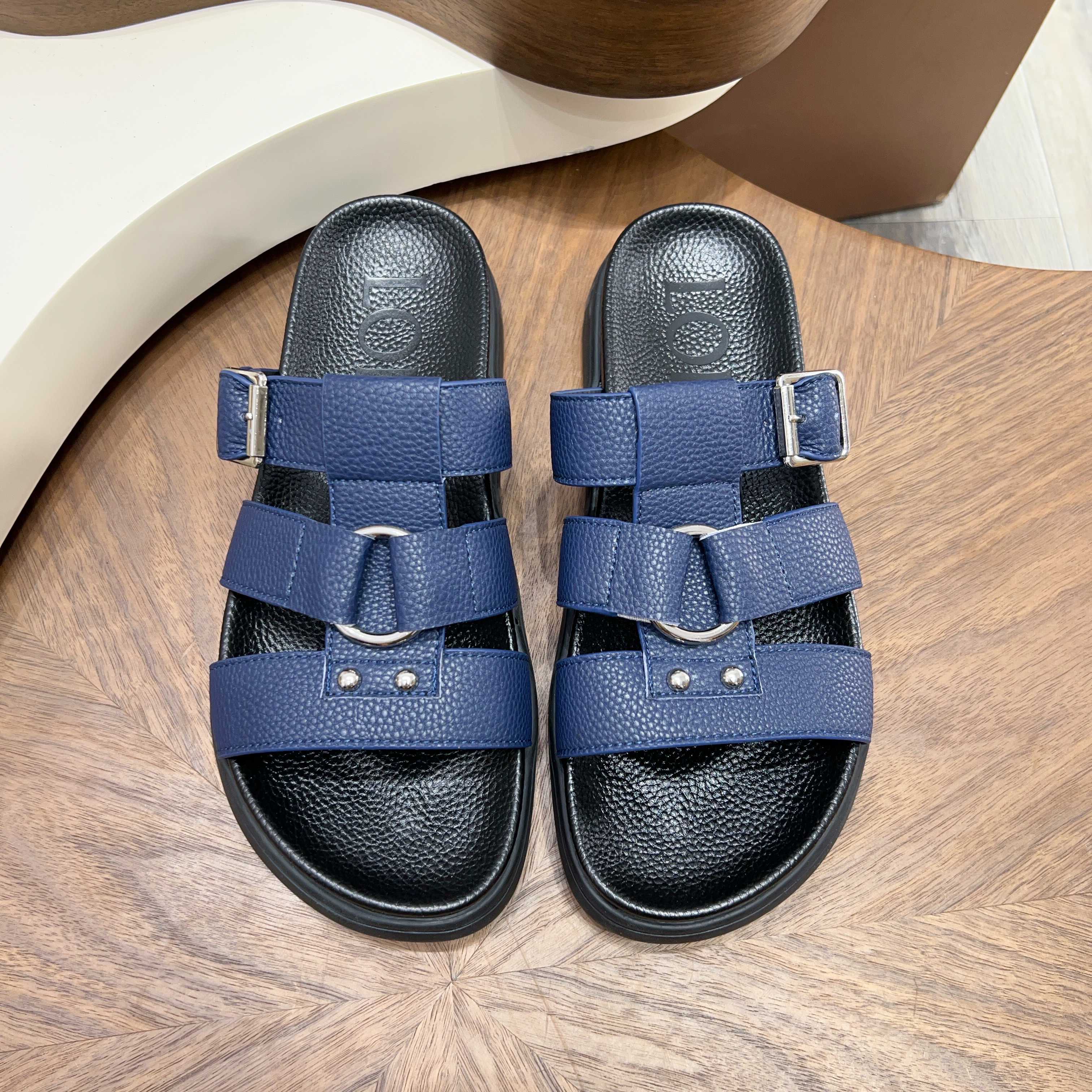 NO:745821,LOEWE rivet double-strap sandals, just what you need in summer!  Classic double straps + metal rivets, thick-soled design, high and comfortable, full of high-end feeling. Batch sizes 39-44 in stock, sizes 38/45/46 can be customized, support ordering, the knowledgeable boss comes directly to tease,,,loewe19860909LOEWE铆钉双带凉拖,夏日刚需款！ 经典双袢带+金属铆钉,厚底设计显高又舒服,高级感拉满. 批 尺码39-44码现货 38/45/46码可定做,支持排单 懂货的老板直接来撩,,,loewe,Men's shoes