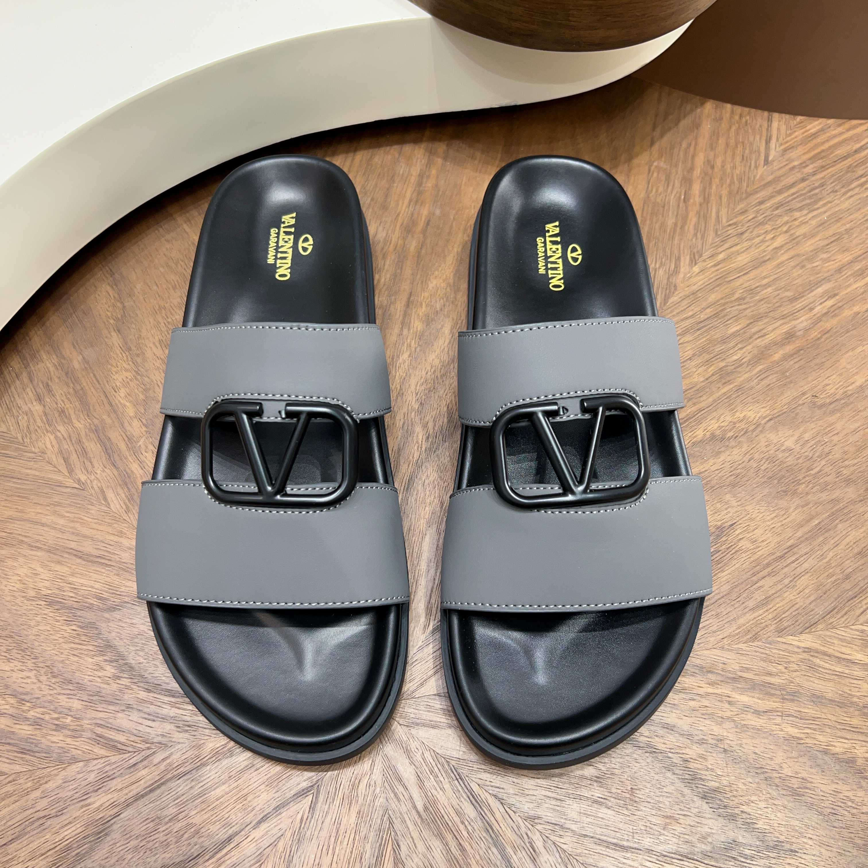 NO:779041,【VALENTINO】Size: Male 39--44 (38.45.46 customized) 2026 spring counter synchronized Valentino rivet slippers. Made of high-quality leather upper + brand embossed technology + non-slip and wear-resistant outsole. Design highlights: double buckle adjustable design, brand exclusive embossing, breathable and comfortable, light luxury and versatile~,,valentino,valentino,slippers19860909【VALENTINO】Size: 男39--44（38 .45 .46定做） 2026春季专柜同步华伦天奴铆钉拖拖鞋 材质优质皮革鞋面+品牌压纹工艺+防滑耐磨大底 设计亮点双搭扣可调节设计,品牌专属压纹,透气舒适,轻奢百搭来～,,valentino,valentino,slippers,Men's shoes