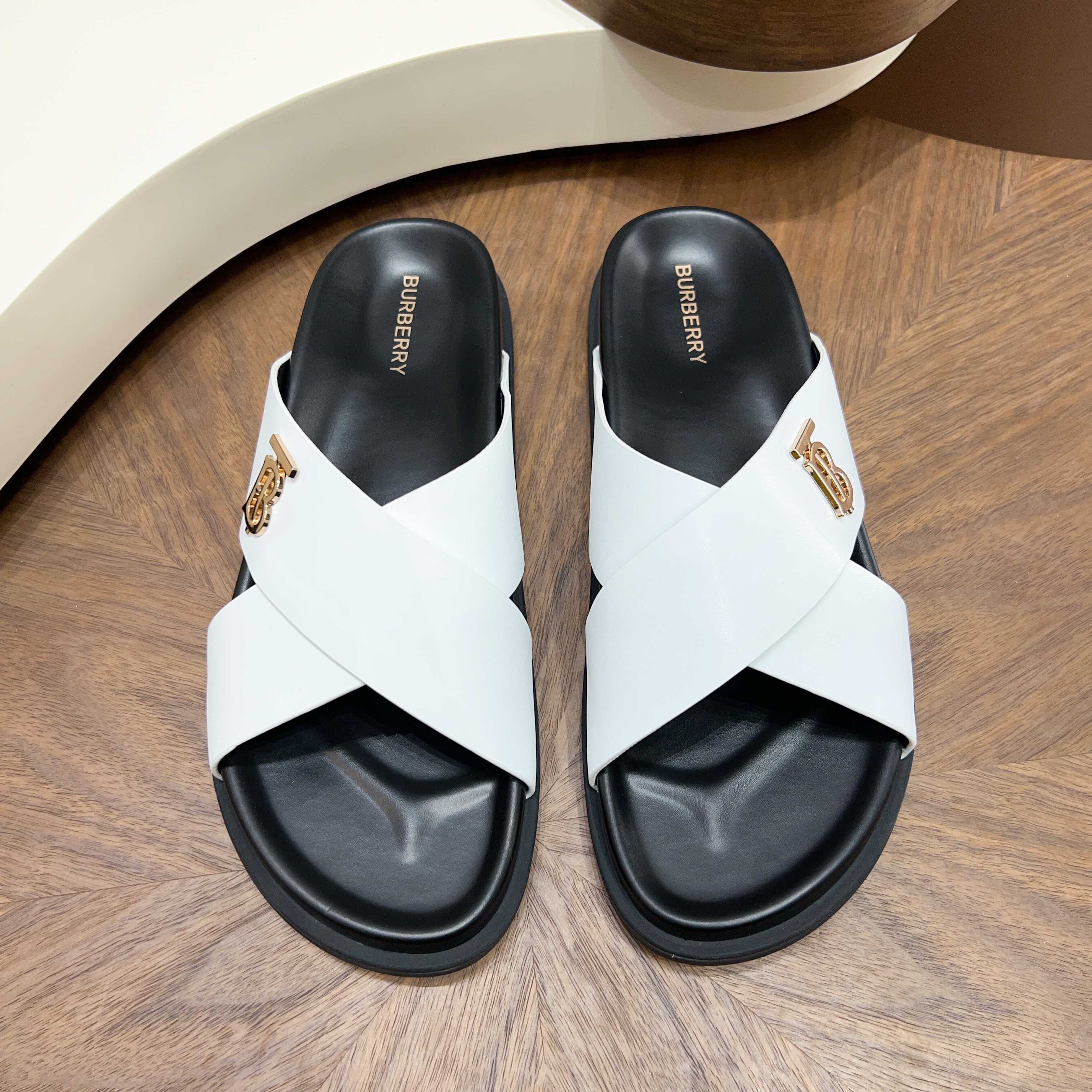 NO:746060,Burberry style cross-strap sandals P top-layer cowhide + metal TB logo, full texture. Available in sizes 39-44, 38/45/46 can be customized. Multiple colors to choose from. Looks good with shorts/jeans in summer. Comfortable and not scratchy, can be worn for commuting and vacation, burberry, shorts, jeans, cowhide19860909Burberry风交叉带凉拖 P 头层牛皮+金属TB标,质感拉满 39-44码现货,38/45/46可定制 多色任选,夏天搭短裤/牛仔裤都好看 舒适不磨脚,通勤度假都能穿,,burberry,shorts,jeans,cowhide,Men's shoes