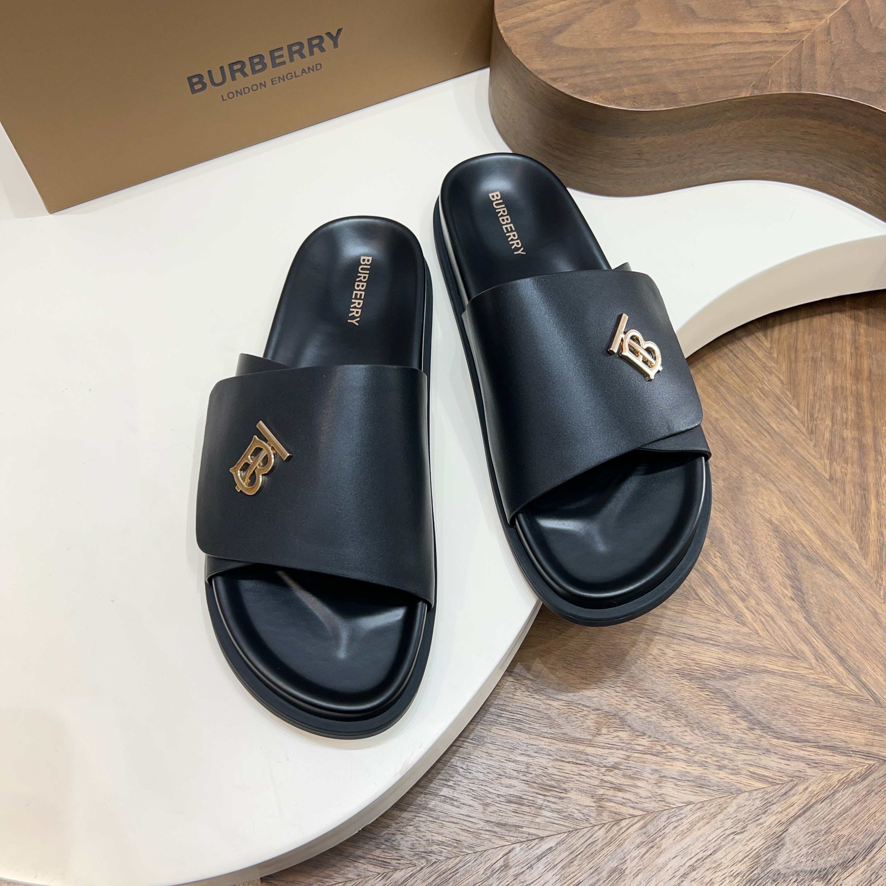 NO:779033,[Burberry] Men's size 39-44 (customized at 38.45.46) Burberry style cross-strap sandals, first-layer cowhide + 3D printed label/metal TB label, full texture, multiple colors to choose from, looks good with shorts/jeans in summer, comfortable and not worn on the feet, can be worn for commuting and vacation.,,burberry,burberry,shorts,jeans,cowhide19860909【Burberry】 男款size 39-44（38.45.46定制） Burberry巴宝莉风交叉带凉拖 头层牛皮+3D打印标／金属TB标,质感拉满 多色任选,夏天搭短裤/牛仔裤都好看 舒适不磨脚,通勤度假都能穿.,,burberry,burberry,shorts,jeans,cowhide,Men's shoes