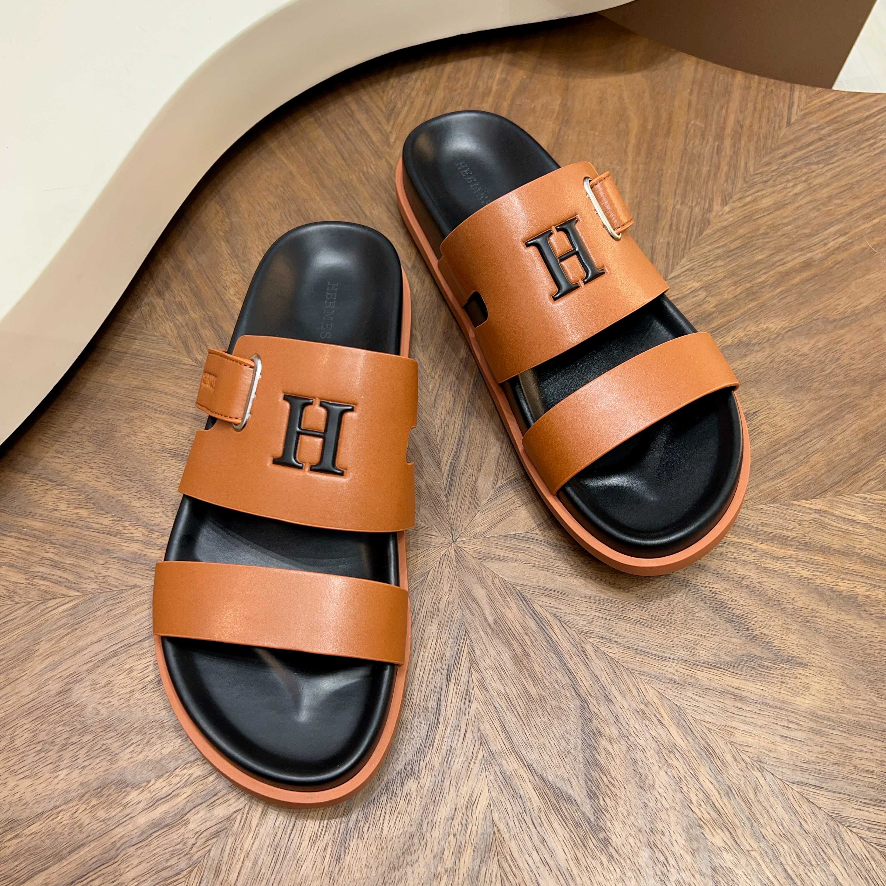 NO:779014,[HERMES] Men's size 39-44 (customized at 38.45.46) 2026. Hermès slippers series high-end brand, made of original materials, high-quality leather upper + non-slip wear-resistant outsole Design highlights double belt structure, metal H decorative buckle, adjustable buckle design, breathable and comfortable, light luxury and versatile Colors classic black, pure white, high-end gray, caramel brown, hermes, hermes, slippers19860909【HERMES】 男款size 39-44（38.45.46定做） 2026.爱马仕拖鞋系列高端品牌 ,原版材料制作, 材质优质皮革鞋面+防滑耐磨大底 设计亮点双条皮带结构,金属H装饰扣,可调节搭扣设计,透气舒适,轻奢百搭 颜色经典黑、纯净白、高级灰、焦糖棕,,hermes,hermes,slippers,Men's shoes