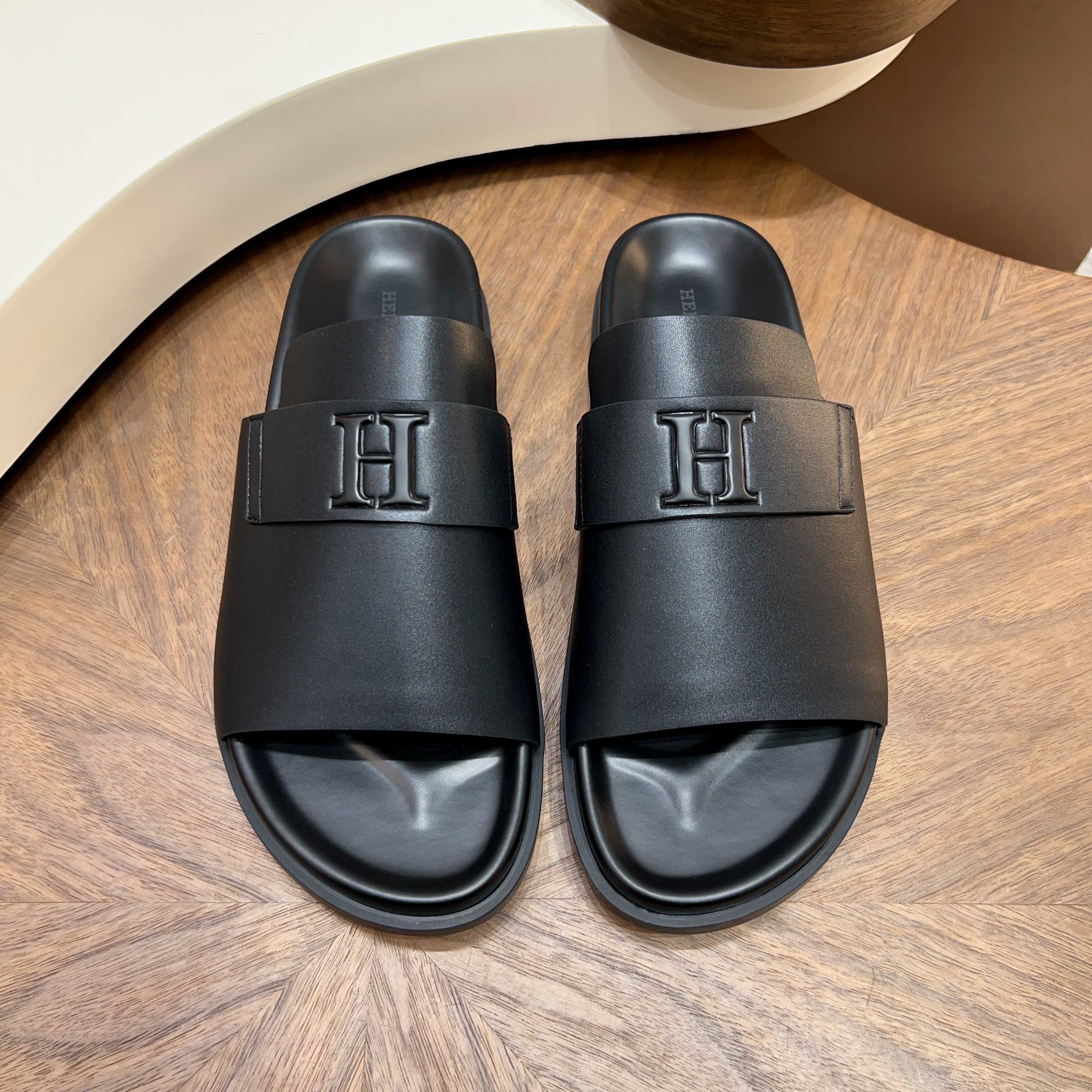 NO:778998,[HERMES] Men's size 39-44 (customized at 38.45.46) 2026. Hermès slippers series high-end brand, made of original materials, high-quality leather upper + non-slip wear-resistant outsole Design highlights double belt structure, metal H decorative buckle, adjustable buckle design, breathable and comfortable, light luxury and versatile Colors classic black, pure white, high-end gray, caramel brown, hermes, hermes, slippers19860909【HERMES】 男款size 39-44（38.45.46定做） 2026.爱马仕拖鞋系列高端品牌 ,原版材料制作, 材质优质皮革鞋面+防滑耐磨大底 设计亮点双条皮带结构,金属H装饰扣,可调节搭扣设计,透气舒适,轻奢百搭 颜色经典黑、纯净白、高级灰、焦糖棕,,hermes,hermes,slippers,Men's shoes