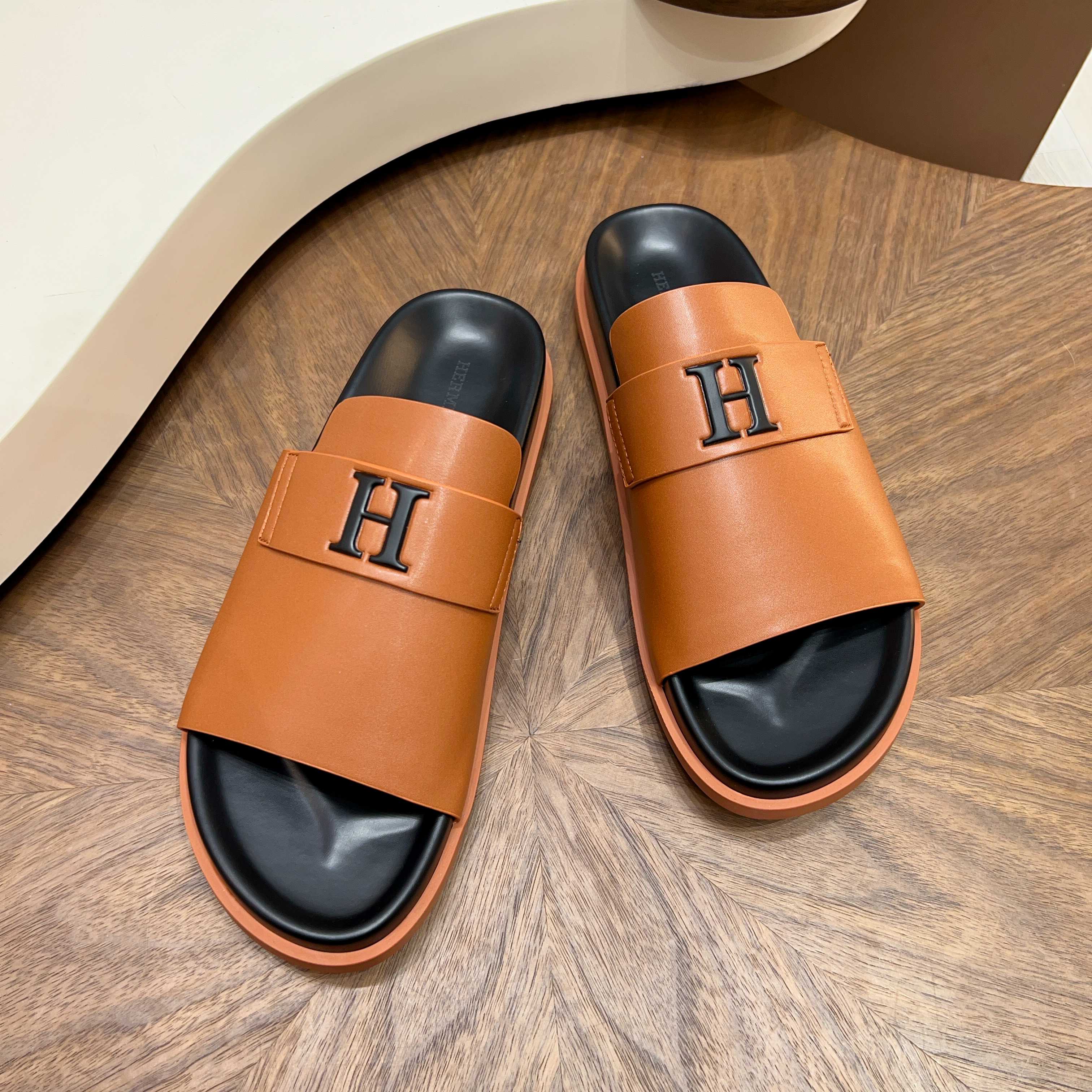 NO:779004,[HERMES] Men's size 39-44 (customized at 38.45.46) 2026. Hermès slippers series high-end brand, made of original materials, high-quality leather upper + non-slip wear-resistant outsole Design highlights double belt structure, metal H decorative buckle, adjustable buckle design, breathable and comfortable, light luxury and versatile Colors classic black, pure white, high-end gray, caramel brown, hermes, hermes, slippers19860909【HERMES】 男款size 39-44（38.45.46定做） 2026.爱马仕拖鞋系列高端品牌 ,原版材料制作, 材质优质皮革鞋面+防滑耐磨大底 设计亮点双条皮带结构,金属H装饰扣,可调节搭扣设计,透气舒适,轻奢百搭 颜色经典黑、纯净白、高级灰、焦糖棕,,hermes,hermes,slippers,Men's shoes