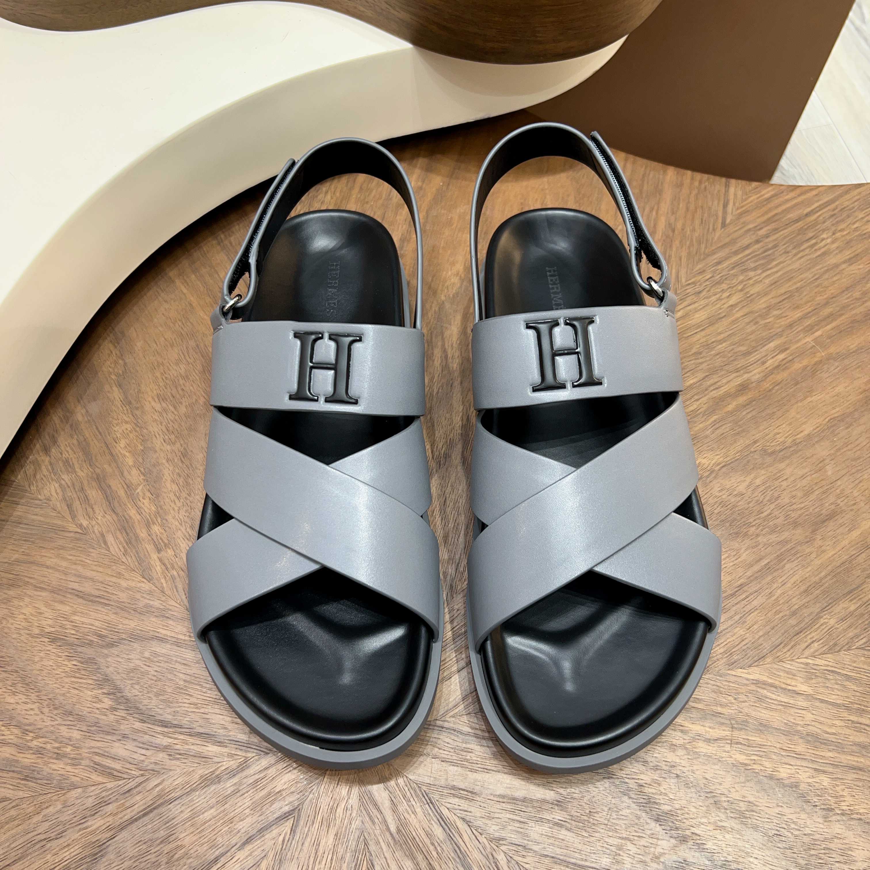 NO:779019,[HERMES] Men's size 39-44 (customized at 38.45.46) 2026. Hermès slippers series high-end brand, made of original materials, high-quality leather upper + non-slip wear-resistant outsole Design highlights double belt structure, metal H decorative buckle, adjustable buckle design, breathable and comfortable, light luxury and versatile Colors classic black, pure white, high-end gray, caramel brown, hermes, hermes, slippers19860909【HERMES】 男款size 39-44（38.45.46定做） 2026.爱马仕拖鞋系列高端品牌 ,原版材料制作, 材质优质皮革鞋面+防滑耐磨大底 设计亮点双条皮带结构,金属H装饰扣,可调节搭扣设计,透气舒适,轻奢百搭 颜色经典黑、纯净白、高级灰、焦糖棕,,hermes,hermes,slippers,Men's shoes