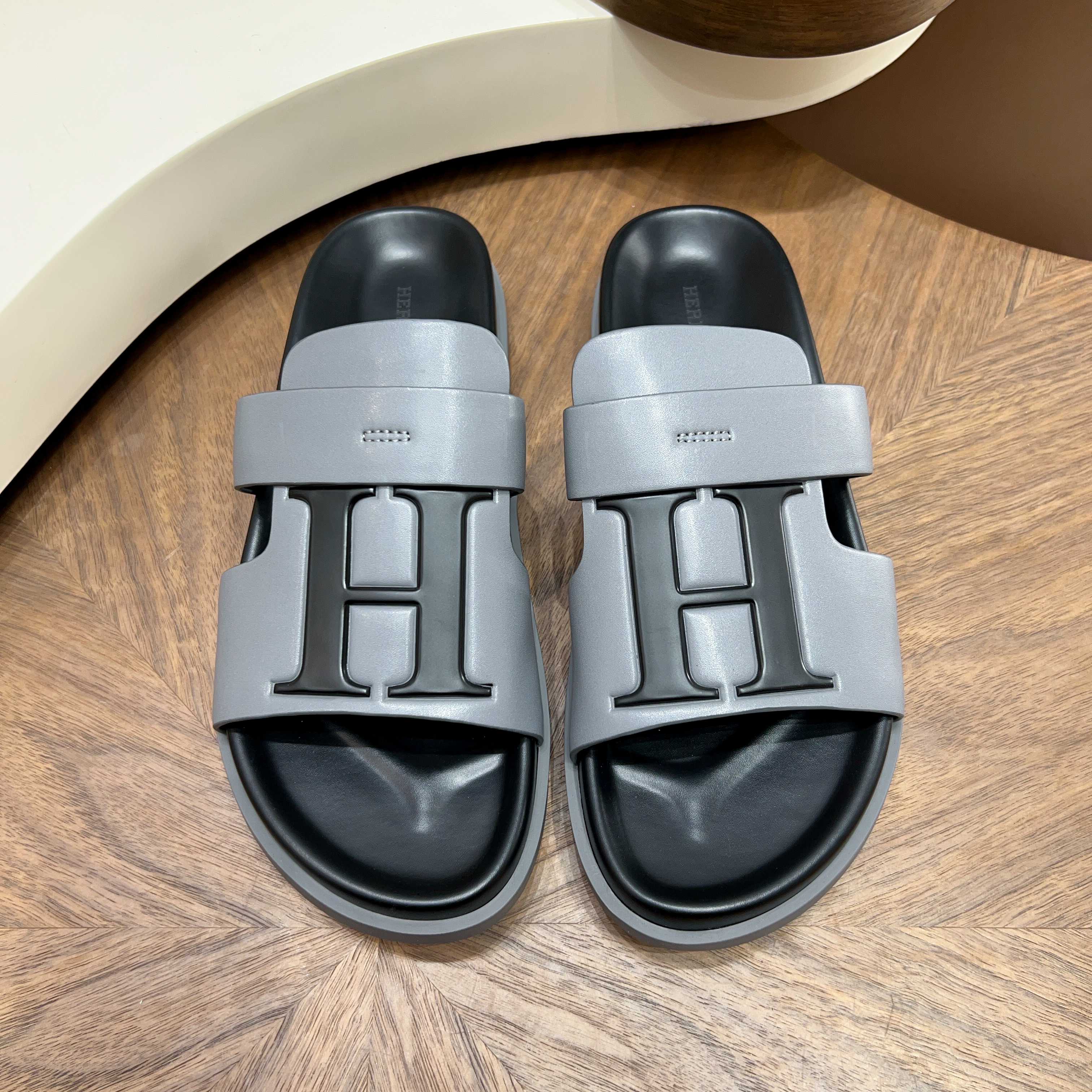 NO:778992,[HERMES] Men's size 39-44 (customized at 38.45.46) 2026. Hermès slippers series high-end brand, made of original materials, high-quality leather upper + non-slip wear-resistant outsole Design highlights double belt structure, metal H decorative buckle, adjustable buckle design, breathable and comfortable, light luxury and versatile Colors classic black, pure white, high-end gray, caramel brown, hermes, hermes, slippers19860909【HERMES】 男款size 39-44（38.45.46定做） 2026.爱马仕拖鞋系列高端品牌 ,原版材料制作, 材质优质皮革鞋面+防滑耐磨大底 设计亮点双条皮带结构,金属H装饰扣,可调节搭扣设计,透气舒适,轻奢百搭 颜色经典黑、纯净白、高级灰、焦糖棕 棕,,hermes,hermes,slippers,Men's shoes