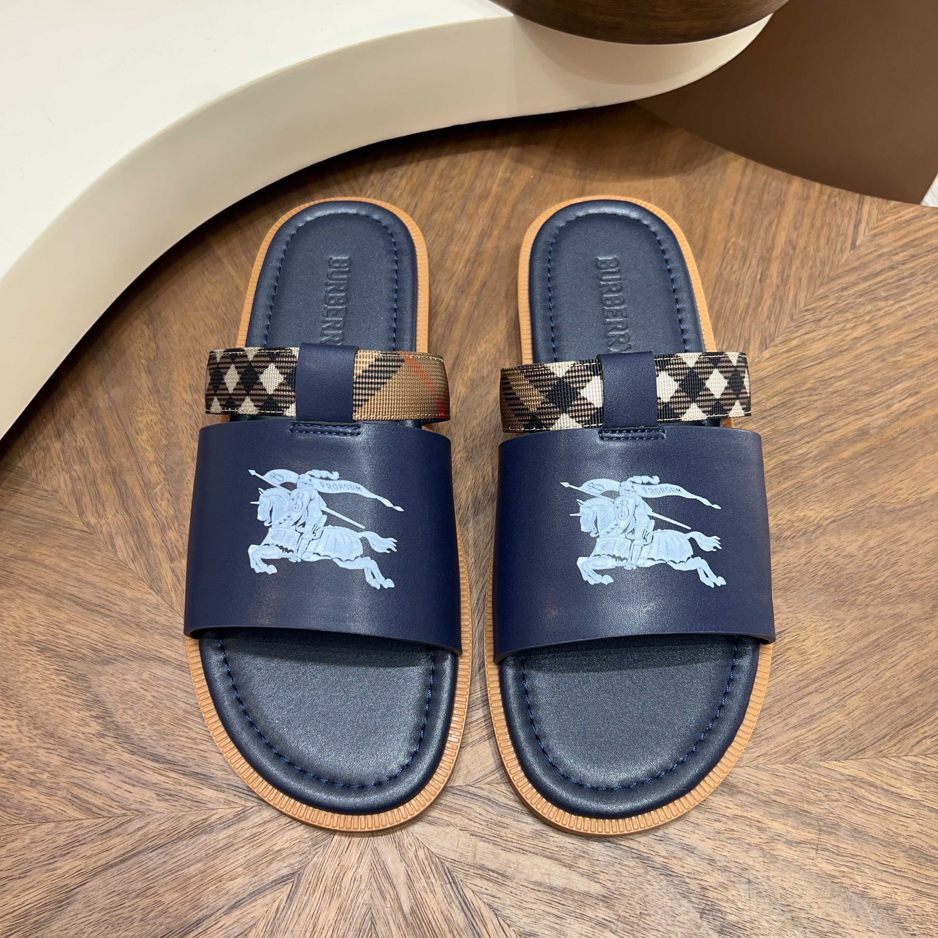 NO:756247,Burberry style cross-strap sandals P top-layer cowhide + metal TB logo, full texture. Available in sizes 39-44, 38/45/46 can be customized. Multiple colors to choose from. Looks good with shorts/jeans in summer. Comfortable and not scratchy, can be worn for commuting and vacation, burberry, shorts, jeans, cowhide19860909Burberry风交叉带凉拖 P 头层牛皮+金属TB标,质感拉满 39-44码现货,38/45/46可定制 多色任选,夏天搭短裤/牛仔裤都好看 舒适不磨脚,通勤度假都能穿,,burberry,shorts,jeans,cowhide,Men's shoes