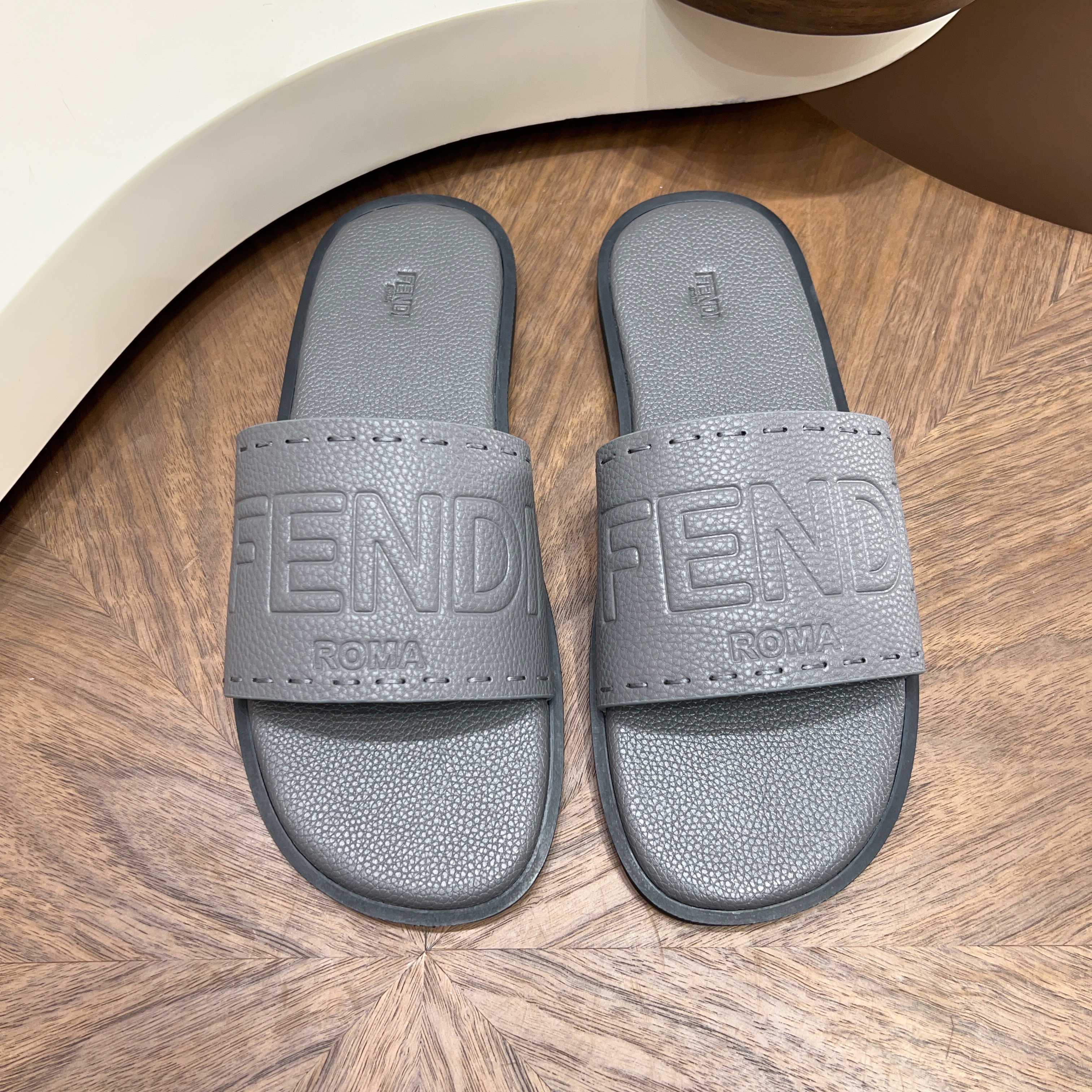 NO:779029,【FEND】Size: Men 39--44 (38.45.46 customized) Fendi 2026 spring counter synchronization, light luxury style men's slippers. Material high-quality leather upper + brand embossed technology + non-slip wear-resistant outsole. Design highlights double buckle adjustable design, brand exclusive embossing, breathable and comfortable, light luxury and versatile,,fendi,fendi,slippers19860909【FEND】Size: 男39--44（38 .45 .46定做） 芬迪2026春季专柜同步,轻奢风男士拖鞋 材质优质皮革鞋面+品牌压纹工艺+防滑耐磨大底 设计亮点双搭扣可调节设计,品牌专属压纹,透气舒适,轻奢百搭,,fendi,fendi,slippers,Men's shoes