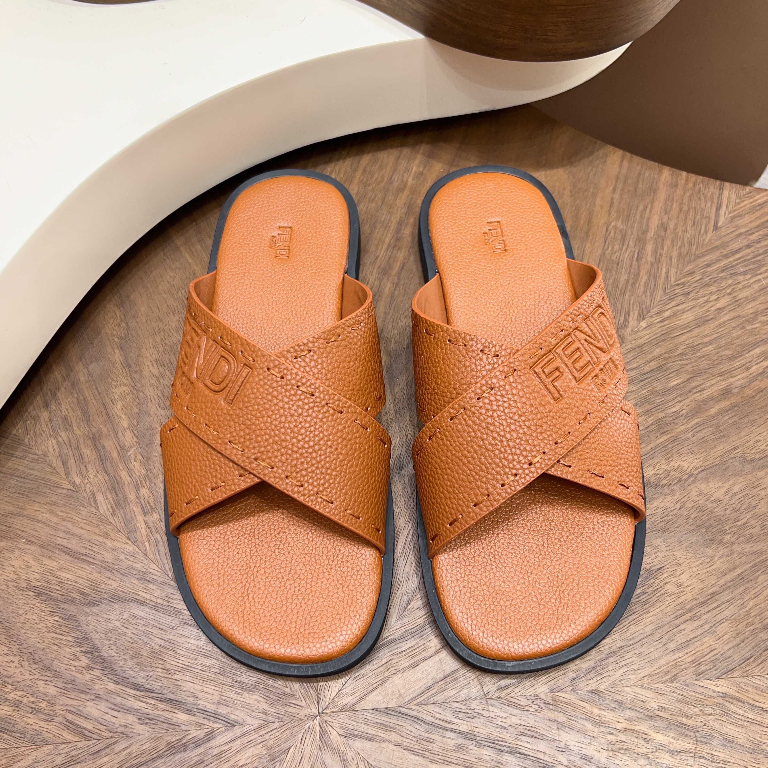 NO:779034,【FEND】Size: Male 39--44 (38.45.46 customized) Fendi 2026 Spring Counter Synchronization Light Luxury Style Men's Slippers Made of high-quality leather upper + brand embossed technology + non-slip and wear-resistant outsole Design highlights double buckle adjustable design, brand exclusive embossing, breathable and comfortable, light luxury and versatile,, fendi, fendi, slippers19860909【FEND】Size: 男39--44（38 .45 .46定做） 芬迪2026春季专柜同步 轻奢风男士拖鞋 材质优质皮革鞋面+品牌压纹工艺+防滑耐磨大底 设计亮点双搭扣可调节设计,品牌专属压纹,透气舒适,轻奢百搭,,fendi,fendi,slippers,Men's shoes