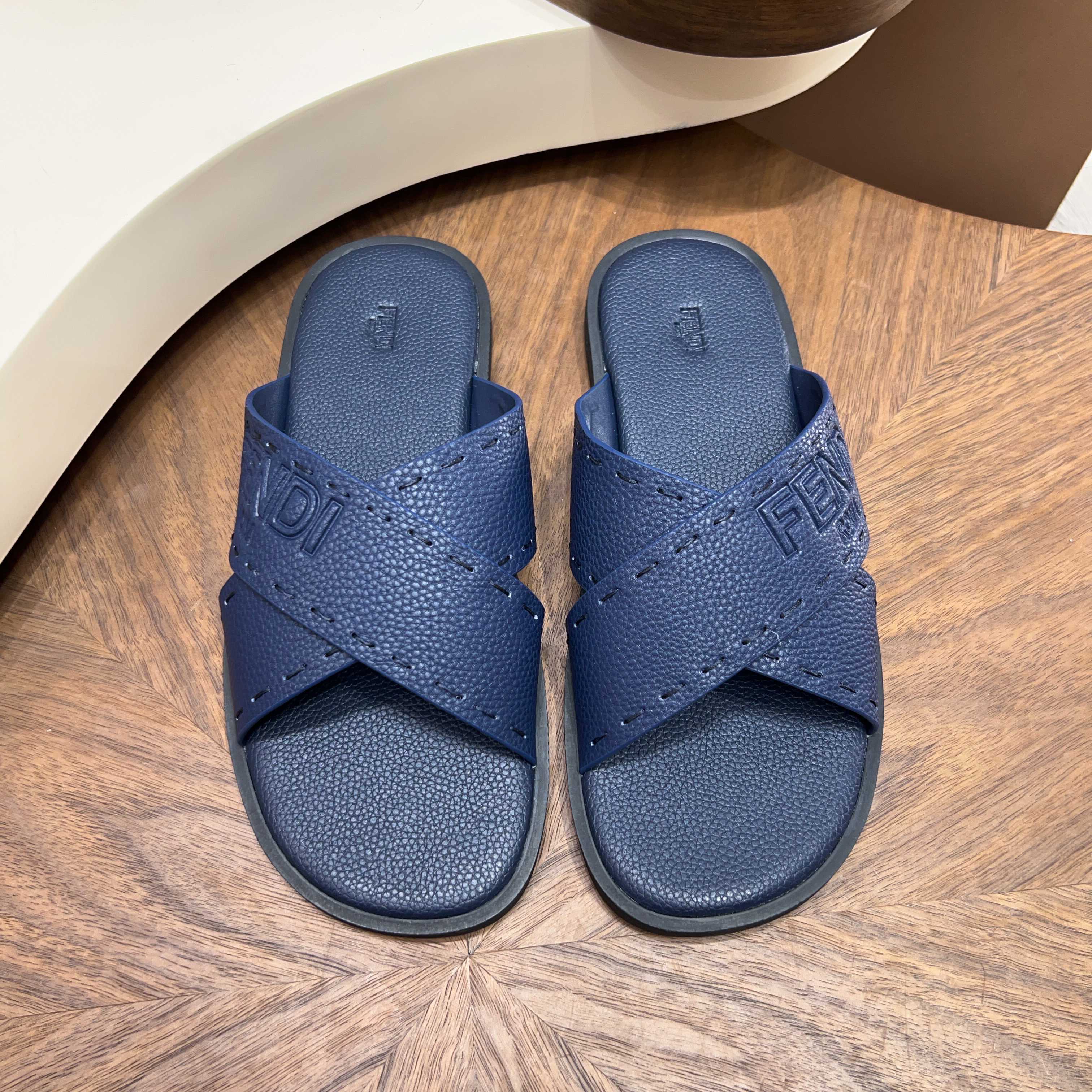 NO:779037,【FEND】Size: Men 39--44 (38.45.46 custom-made) Fendi 2026 spring counter synchronization light luxury style men's slippers Material high-quality leather upper + brand embossed technology + non-slip wear-resistant outsole Design highlights double buckle adjustable design, brand exclusive embossing, breathable and comfortable, light luxury and versatile Versatile,, fendi, fendi, slippers19860909【FEND】Size: 男39--44（38 .45 .46定做） 芬迪2026春季专柜同步 轻奢风男士拖鞋 材质优质皮革鞋面+品牌压纹工艺+防滑耐磨大底 设计亮点双搭扣可调节设计,品牌专属压纹,透气舒适,轻奢百搭 百搭,,fendi,fendi,slippers,Men's shoes