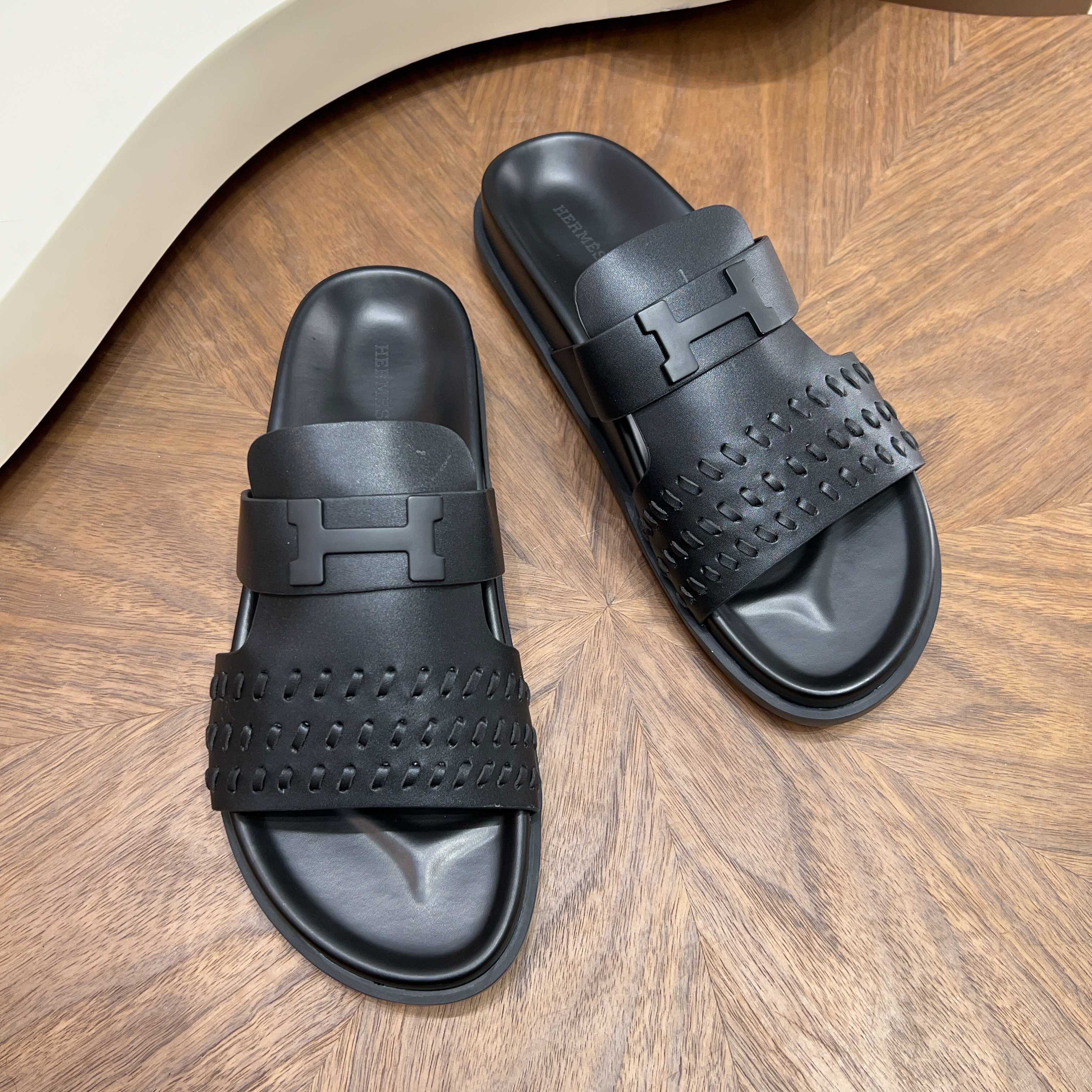 NO:746070,Product Name: Hand-Threaded H-Buckle Sandals Price Material High-Quality Leather Upper + Anti-slip Wear-Resistant Outsole Size 39-44 (normal size), 38/45/46 support customization Design highlights Classic double-skin structure, pure hand-threaded craftsmanship, iconic H-buckle, breathable and comfortable, light luxury and versatile Colors: classic black, pure white, haze blue,19860909品名手工穿皮条H扣凉拖 价格材质优质皮革鞋面+防滑耐磨大底 码数39-44（正常码）,38/45/46支持定制 设计亮点经典双皮条结构,纯手工穿皮条工艺,标志性H扣,透气舒适,轻奢百搭 颜色经典黑、纯净白、雾霾蓝,,Men's shoes