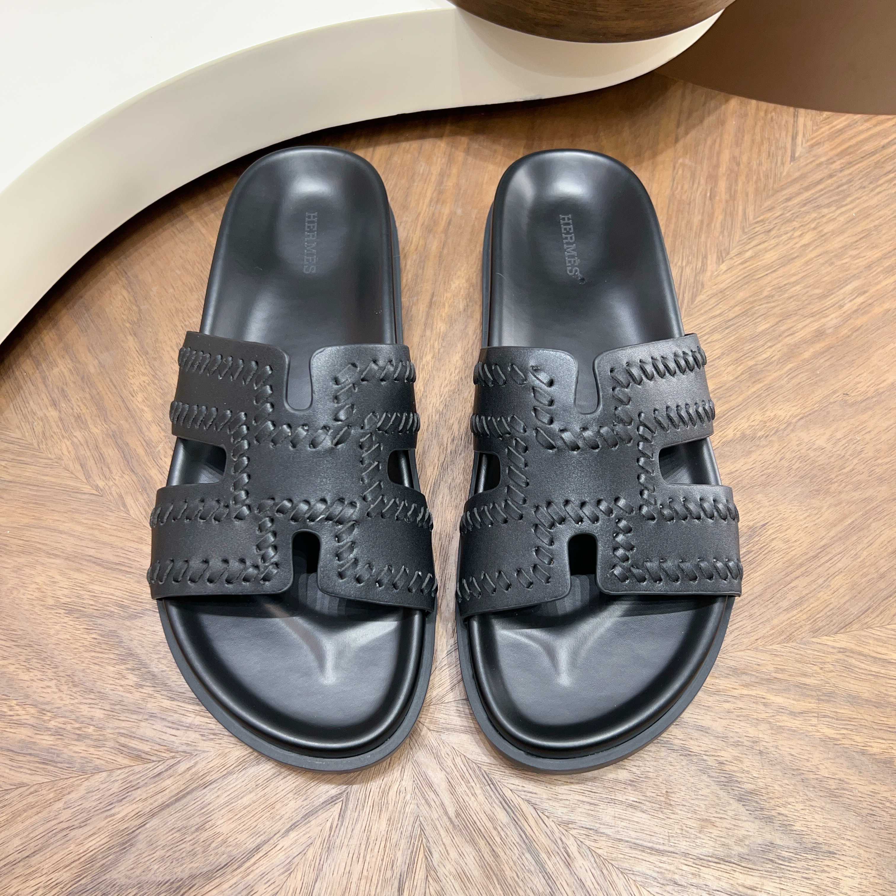 NO:779024,[HERMES] Men's size 39-44 (customized at 38.45.46) 2026. Hermès slippers series high-end brand, made of original materials, high-quality leather upper + non-slip wear-resistant outsole Design highlights double belt structure, metal H decorative buckle, adjustable buckle design, breathable and comfortable, light luxury and versatile Colors classic black, pure white, haze blue, hermes, hermes, slippers19860909【HERMES】 男款size 39-44（38.45.46定做） 2026.爱马仕拖鞋系列高端品牌 ,原版材料制作, 材质优质皮革鞋面+防滑耐磨大底 设计亮点双条皮带结构,金属H装饰扣,可调节搭扣设计,透气舒适,轻奢百搭 颜色经典黑、纯净白、雾霾蓝,,hermes,hermes,slippers,Men's shoes