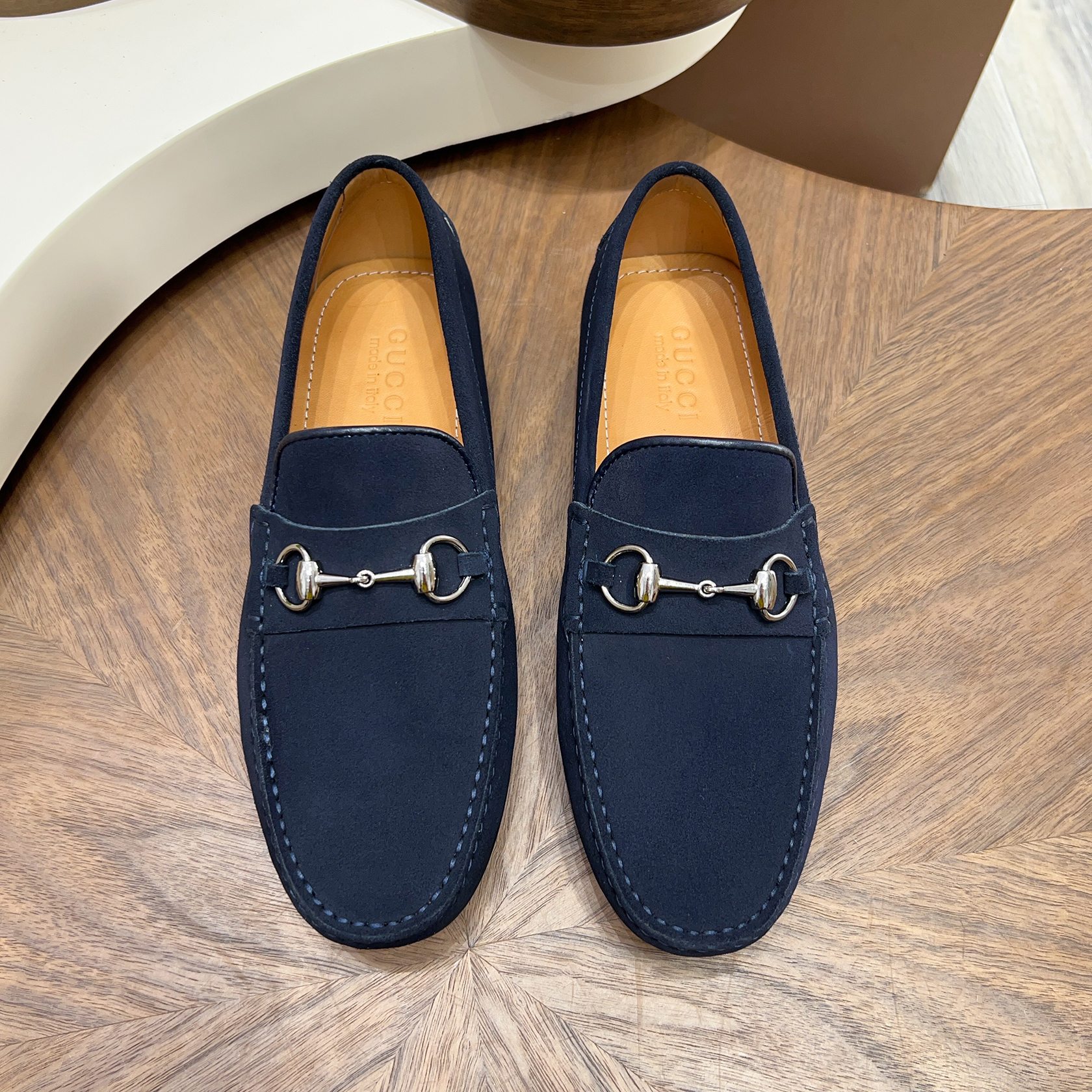 NO:778173,GUCCI classic horsebit loafers. The iconic horsebit design gives you a sense of luxury at first glance!  Suede/glossy dual materials are available, delicate, soft and durable. Slip-on design, super easy to put on and take off, suitable for both business and leisure. Sizes 39-44, 38/45/can be customized. Multiple colors available: brown/navy blue/lake blue/black/burgundy/grey. Suitable for commuting, dating, and daily outings. For light luxury parties, close your eyes!  ,,gucci,loafers,chamois leather19860909GUCCI经典马衔扣乐福鞋 标志性马衔扣设计,一眼高级感拉满！ 麂皮/光面双材质可选,细腻柔软又耐穿 一脚蹬设计,穿脱超方便,商务休闲都能搭 39–44码,38/45/可定制 多色可选棕/藏蓝/湖蓝/黑/酒红/灰 通勤、约会、日常出街都超合适,轻奢党闭眼入！,,gucci,loafers,chamois leather,Men's shoes
