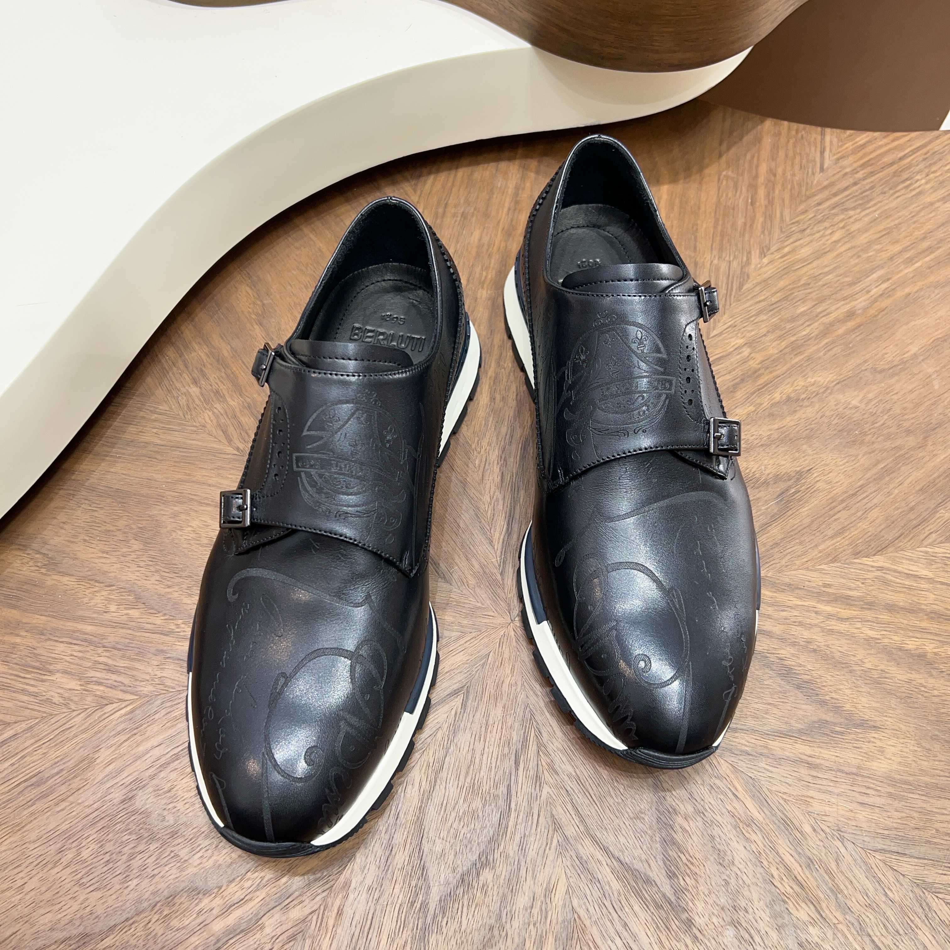 NO:778291,Berluti (Bruti) hand-changed Monk shoes Berluti's iconic hand-rubbing process, each pair has a unique gradient texture. Double buckles + brogue carvings, with brand handwritten pattern embossing, full of high-end feel. Non-slip thick sole design, comfortable and tall, can be worn for commuting or leisure. Sizes 39–44, 38/45/46/47 can be customized. Retro brown/classic black two-color optional. Wearing it is synonymous with taste and style!  ,19860909Berluti（布鲁提）手工改色孟克鞋 Berluti标志性手工擦色工艺,每双都是独一份的渐变质感 双搭扣+布洛克雕花,搭配品牌手写花纹压印,高级感拉满 防滑厚底设计,舒服又显高,通勤/休闲都能穿 39–44码,38/45/46/47可定制 复古棕/经典黑双色可选 穿上就是品味与格调的代名词！,,Men's shoes