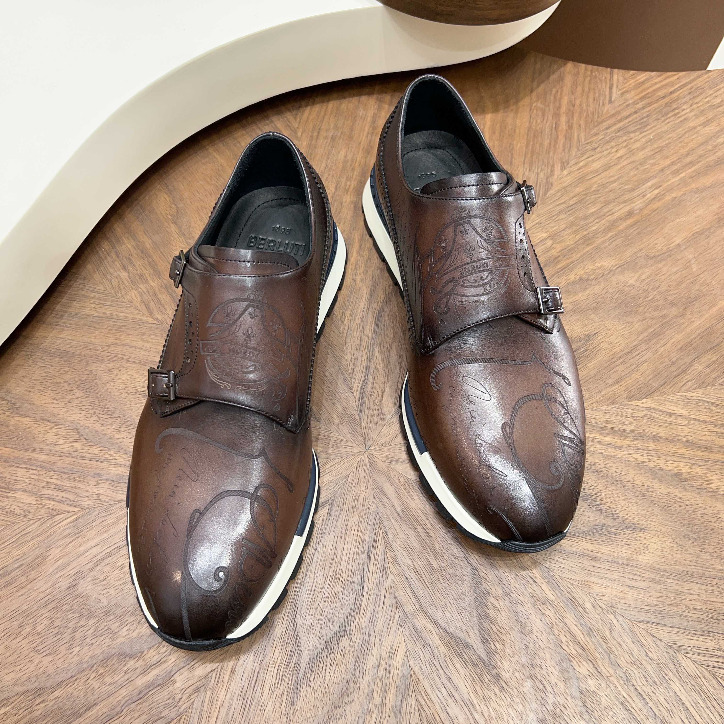 NO:852828,Berluti (Bruti) hand-changed Monk shoes Berluti's iconic hand-rubbing process, each pair has a unique gradient texture. Double buckles + brogue carvings, with brand handwritten pattern embossing, full of high-end feel. Non-slip thick sole design, comfortable and tall, can be worn for commuting or leisure. Sizes 39–44, 38/45/46/47 can be customized. Retro brown/classic black two-color optional. Wearing it is synonymous with taste and style!  ,19860909Berluti（布鲁提）手工改色孟克鞋 Berluti标志性手工擦色工艺,每双都是独一份的渐变质感 双搭扣+布洛克雕花,搭配品牌手写花纹压印,高级感拉满 防滑厚底设计,舒服又显高,通勤/休闲都能穿 39–44码,38/45/46/47可定制 复古棕/经典黑双色可选 穿上就是品味与格调的代名词！,,Men's shoes