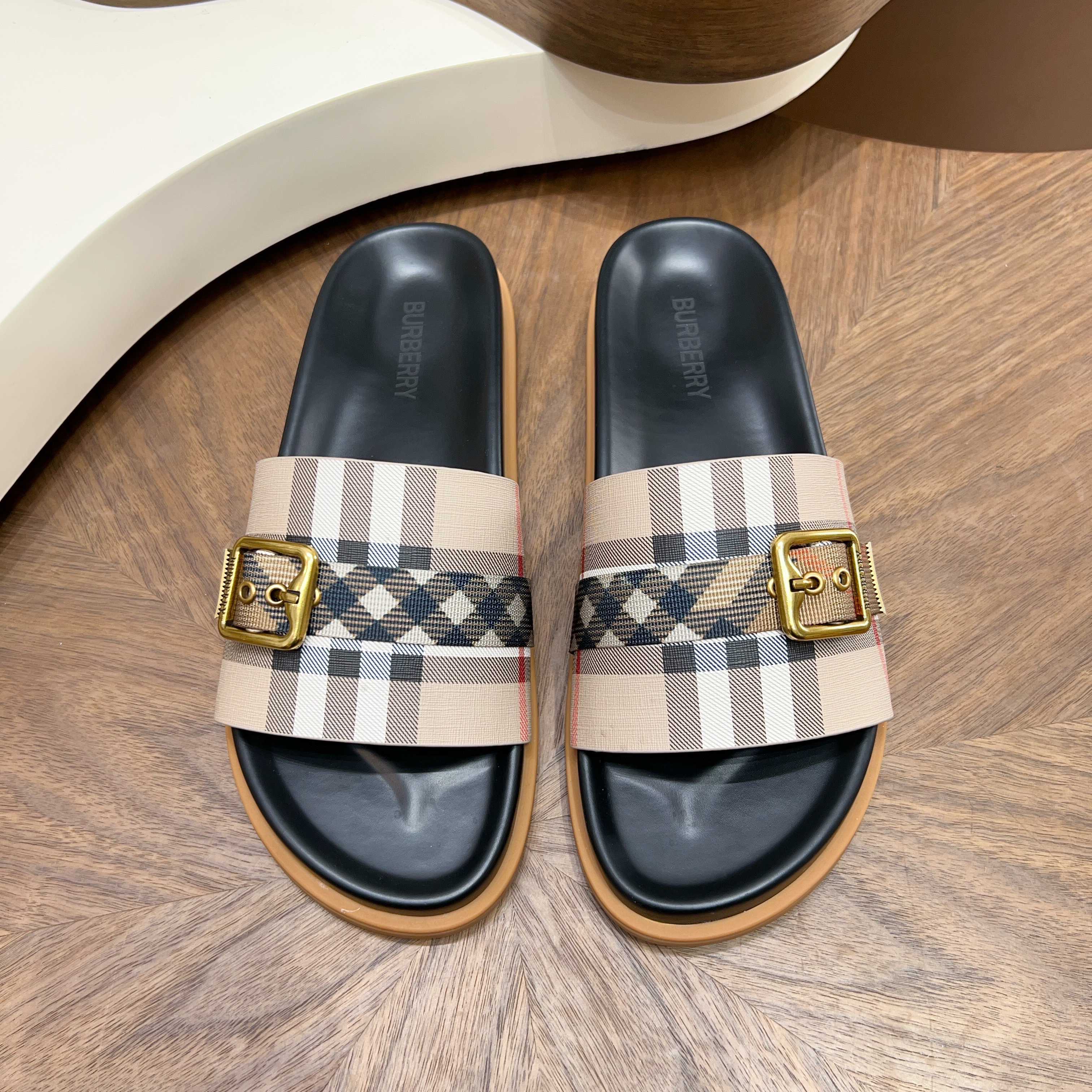 NO:746021,Burberry style cross-strap sandals P top-layer cowhide + metal TB logo, full texture. Available in sizes 39-44, 38/45/46 can be customized. Multiple colors to choose from. Looks good with shorts/jeans in summer. Comfortable and not scratchy, can be worn for commuting and vacation, burberry, shorts, jeans, cowhide19860909Burberry风交叉带凉拖 P 头层牛皮+金属TB标,质感拉满 39-44码现货,38/45/46可定制 多色任选,夏天搭短裤/牛仔裤都好看 舒适不磨脚,通勤度假都能穿,,burberry,shorts,jeans,cowhide,Men's shoes