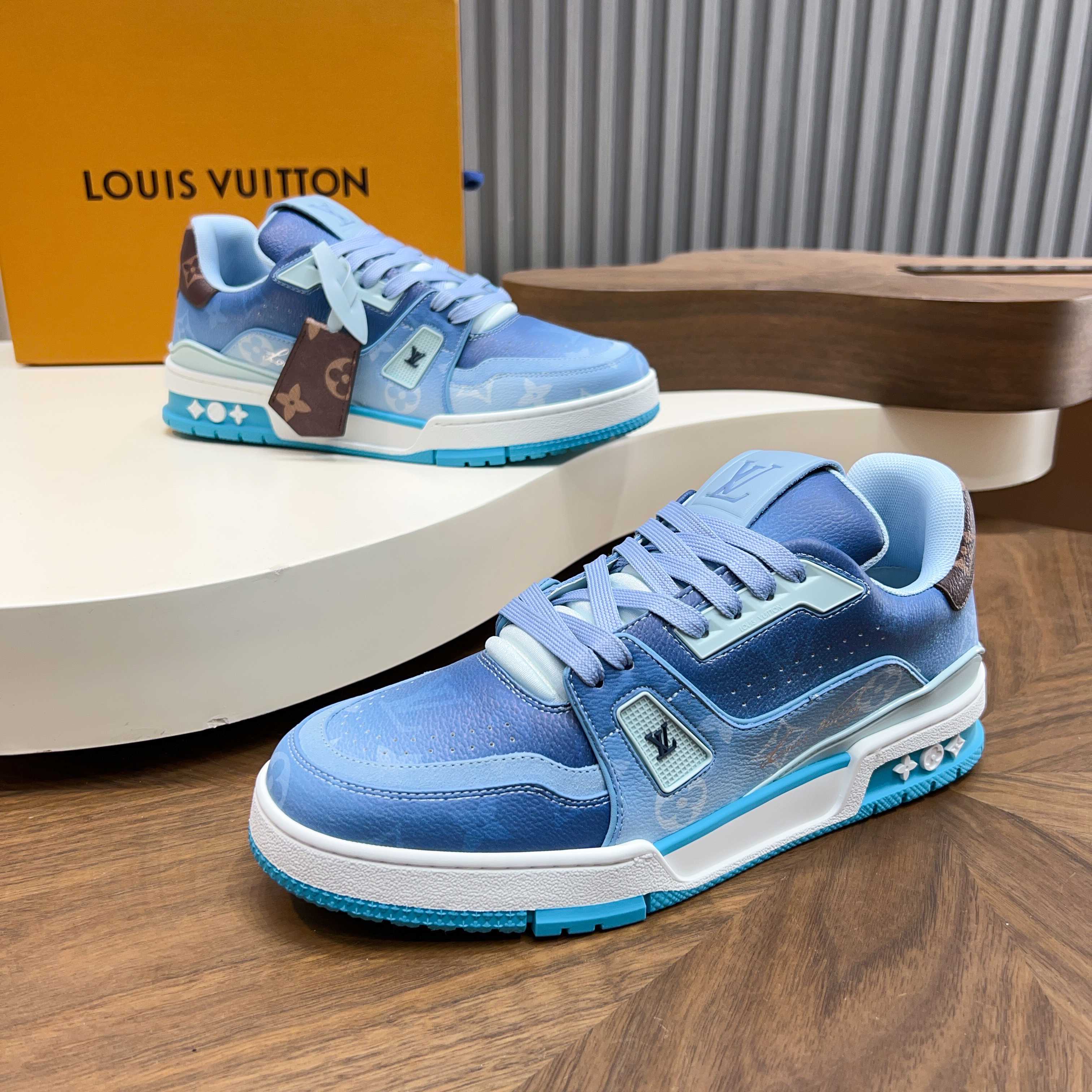 NO:756409,LV Trainer 2026SS new donut trainer sneakers, couple model, the cowhide upper is kneaded into the dark texture of LV's classic Monogram texture, the printing elements on the upper are intertwined smartly and delicately, and the LV pressure mark on the tongue combines the luxury delicacy and the casualness of the street. Fashionable and trendy shoes, treasure sneakers are recommended!  ,size35-44 (38.45 46 customized),,louis vuitton,sneakers,cowhide19860909LV Trainer 2026SS新品甜甜圈trainer运动鞋 情侣款,牛皮鞋面揉进了LV经典Monogram纹理的暗纹质感,鞋面的印花元素交织得灵动又精巧,鞋舌的LV压标、把高奢的精致和街头的随性揉得恰到好处时尚潮流鞋款宝藏球鞋推荐！ ,size35-44（38.45 46定制）,,louis vuitton,sneakers,cowhide,Men's shoes