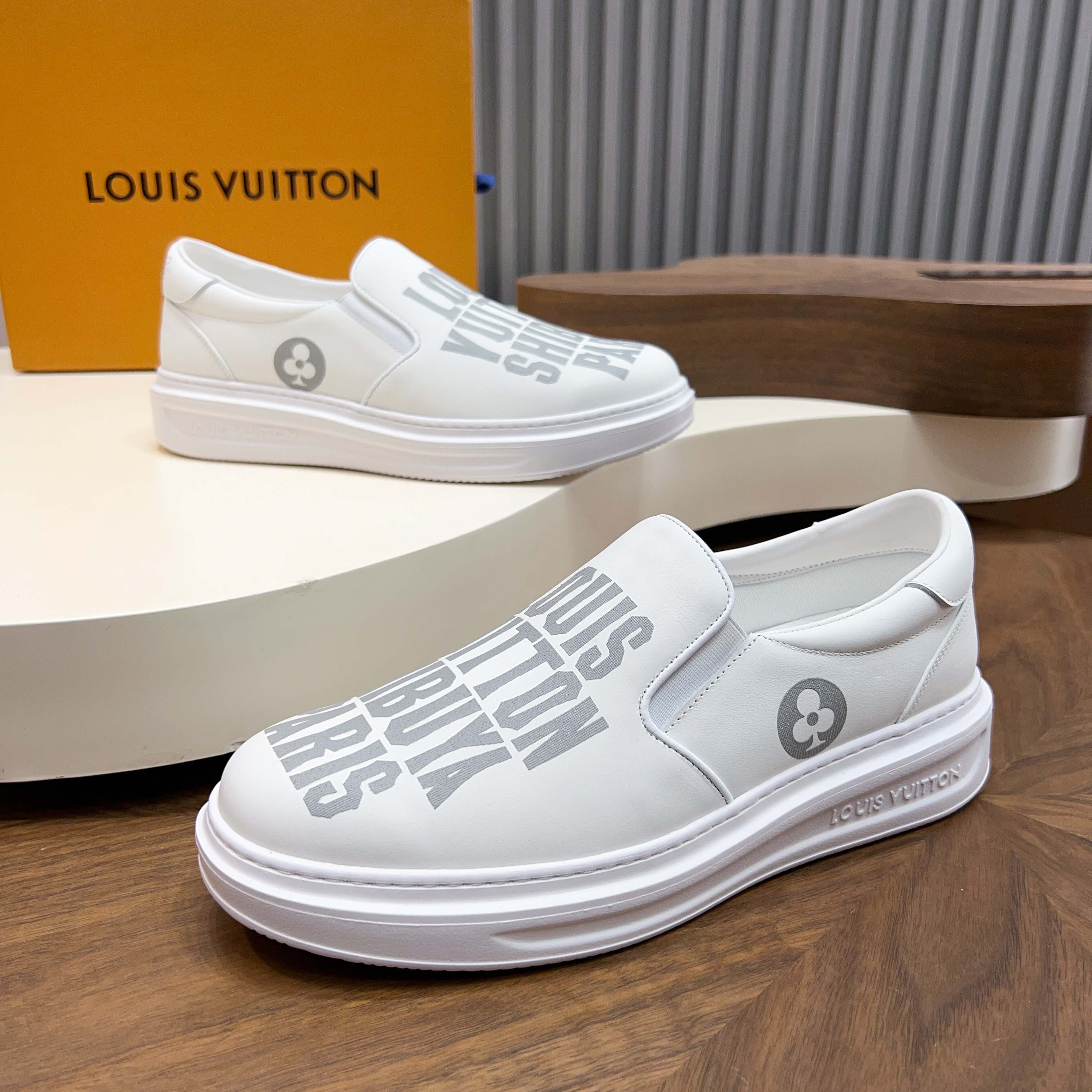 NO:756406,[Louis Vuitton] Louis Vuitton - high-end quality original order - upper imported from Italy calfskin, embossed brand logo - inner cowhide lining, cowhide feet - outsole ultra-light TPU foam molding outsole - ultra-high quality control·fine workmanship highlights (high-end·luxury·grade) -Size 39-44 (38 45 can be customized),,louis vuitton,louis vuitton,cowhide19860909【Louis Vuitton】路易威登 -高端品质 原单 -鞋面意大利进口小牛皮、压花品牌logo -内里牛皮内里,牛皮垫脚 -大底超轻TPU发泡成型大底 -超高品控·做工精细凸显(高端·贵气·档次) -Size 39-44（38 45可订做),,louis vuitton,louis vuitton,cowhide,Men's shoes