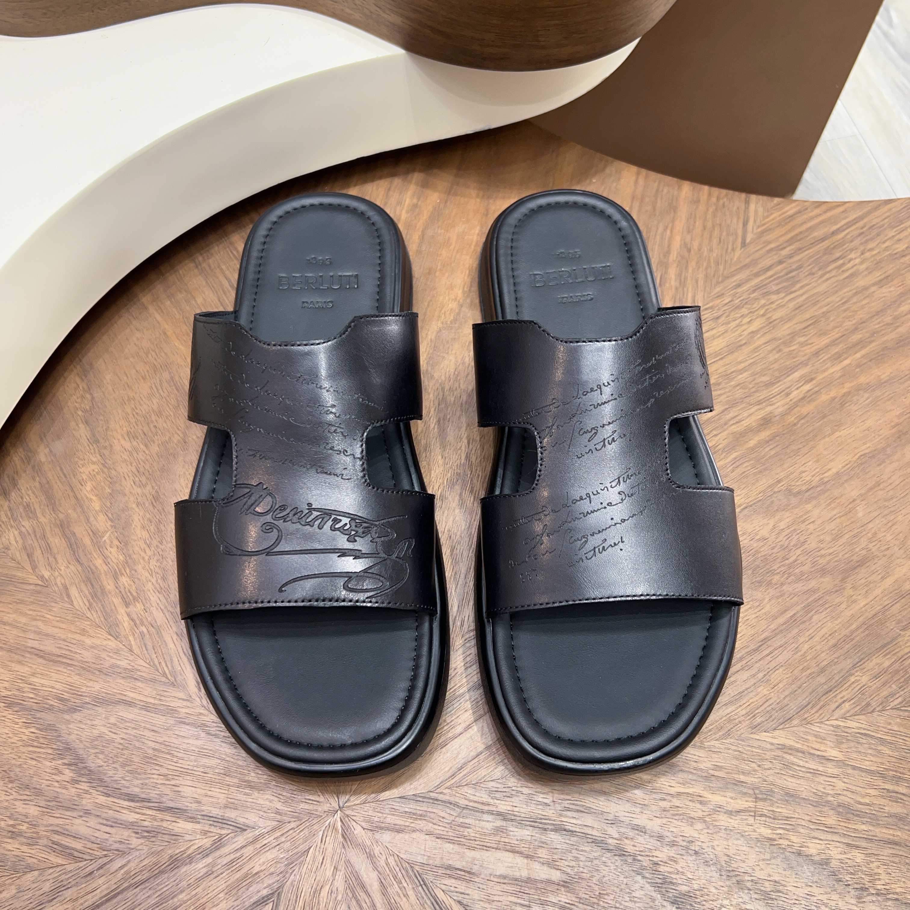 NO:778149,.Official website 1:1 [BERLUT＊] Hand-painted and color-changed fashion slippers, regular sizes 39 to 44, high-tech handmade goods!  High-gloss fashionable slippers, fully imported calfskin from Italy, hand-painted (super strong texture and feel), with full calfskin padding!  Foam wear-resistant velvet welt outsole!  !  Super ceremonial!  Gentleman style!  38 4546 Customized, non-returnable, slippers, cowhide19860909.官网1:1【BERLUT＊】 手工涂绘改色 时尚拖鞋 正码39一44 高工艺纯手工货！时尚拖鞋高光款意大利全面进口小牛皮丕手工涂绘(超强质感、手感),中垫全包小牛皮！发泡耐磨绒真皮沿条大底！！超级仪式感！绅士风！38 4546定做不退换,,slippers,cowhide,Men's shoes