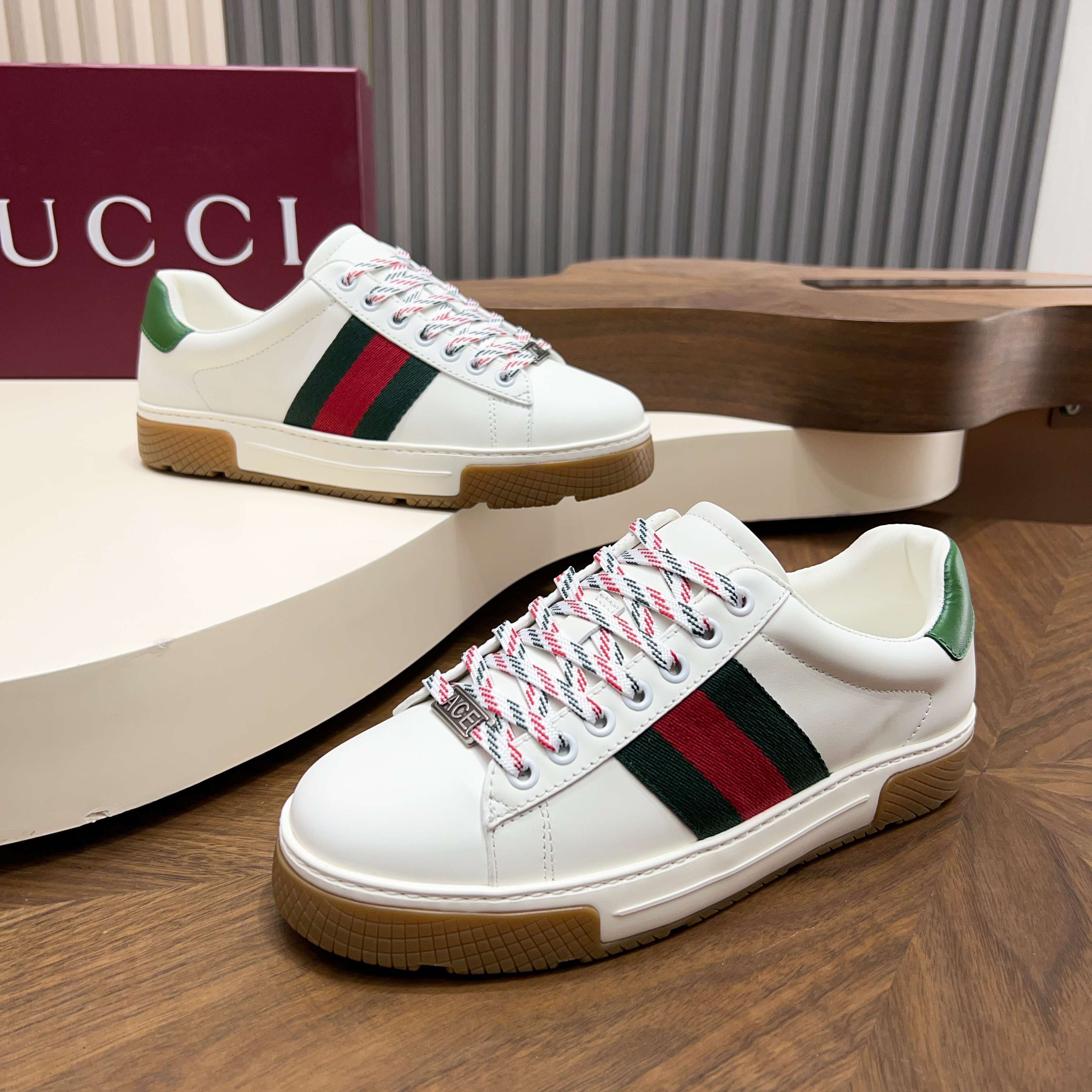 Мужские кроссовки в белом цвете Gucci