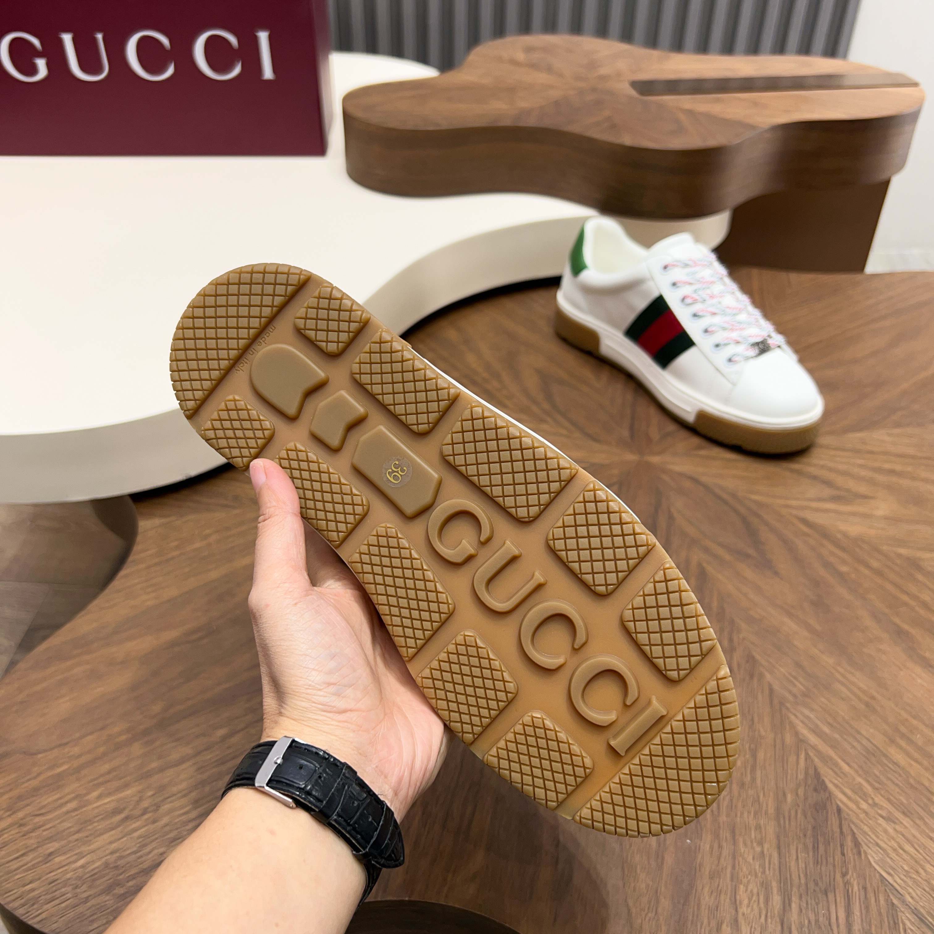 Мужские кроссовки в белом цвете Gucci