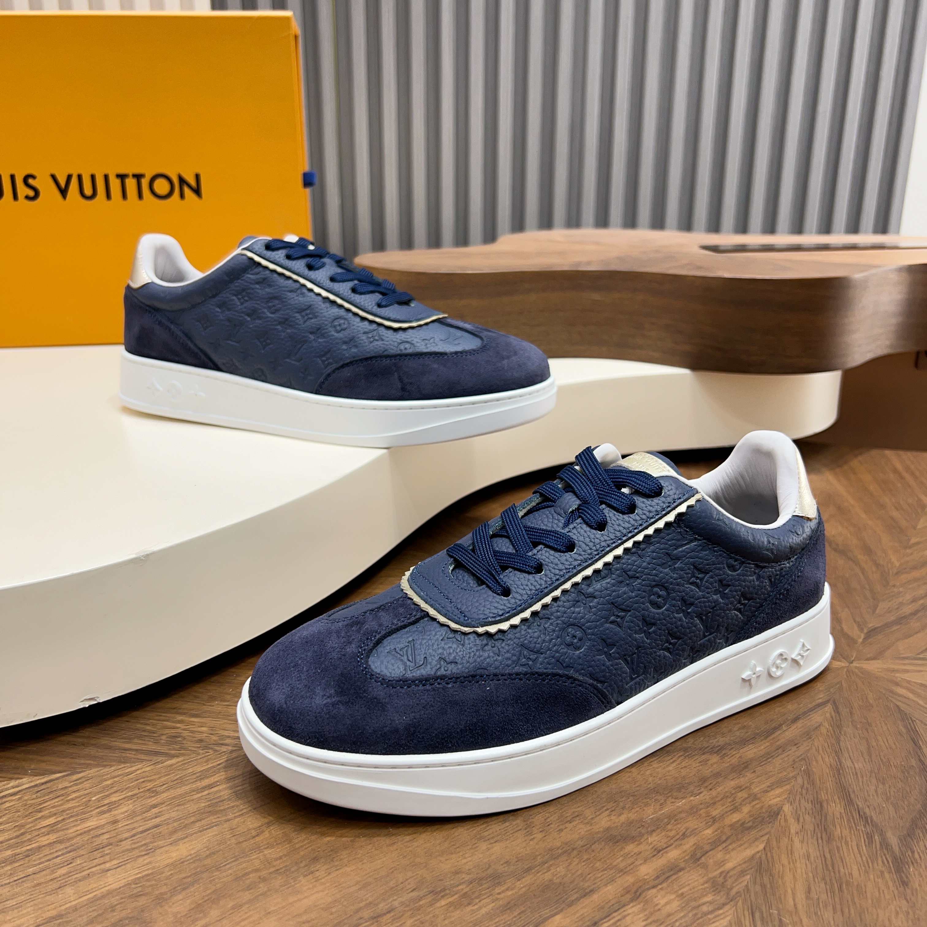 NO:780329,Loui* Vuitto* x Nike are trendy and cool men's casual sports shoes. The color matching is invincible. The design idea basically continues the style of THE TEN. The Swoosh line and tongue label have a very familiar visual effect, and they have both fashion and trend attributes!  A must-have for fashionistas!  The effect on your feet is absolutely stunning!  Size39-44 (38 45 customized),,louis vuitton,stuart weitzman,sneakers19860909Loui* Vuitto* x Nike 潮酷男士休闲运动鞋,配色无敌,设计思路基本上是延续 THE TEN 的风格,Swoosh 车线、鞋舌标签视觉效果相当熟悉,兼具时尚与潮流属性！潮人必备！上脚效果绝对惊艳！ Size39-44（38 45定做）,,louis vuitton,stuart weitzman,sneakers,Men's shoes