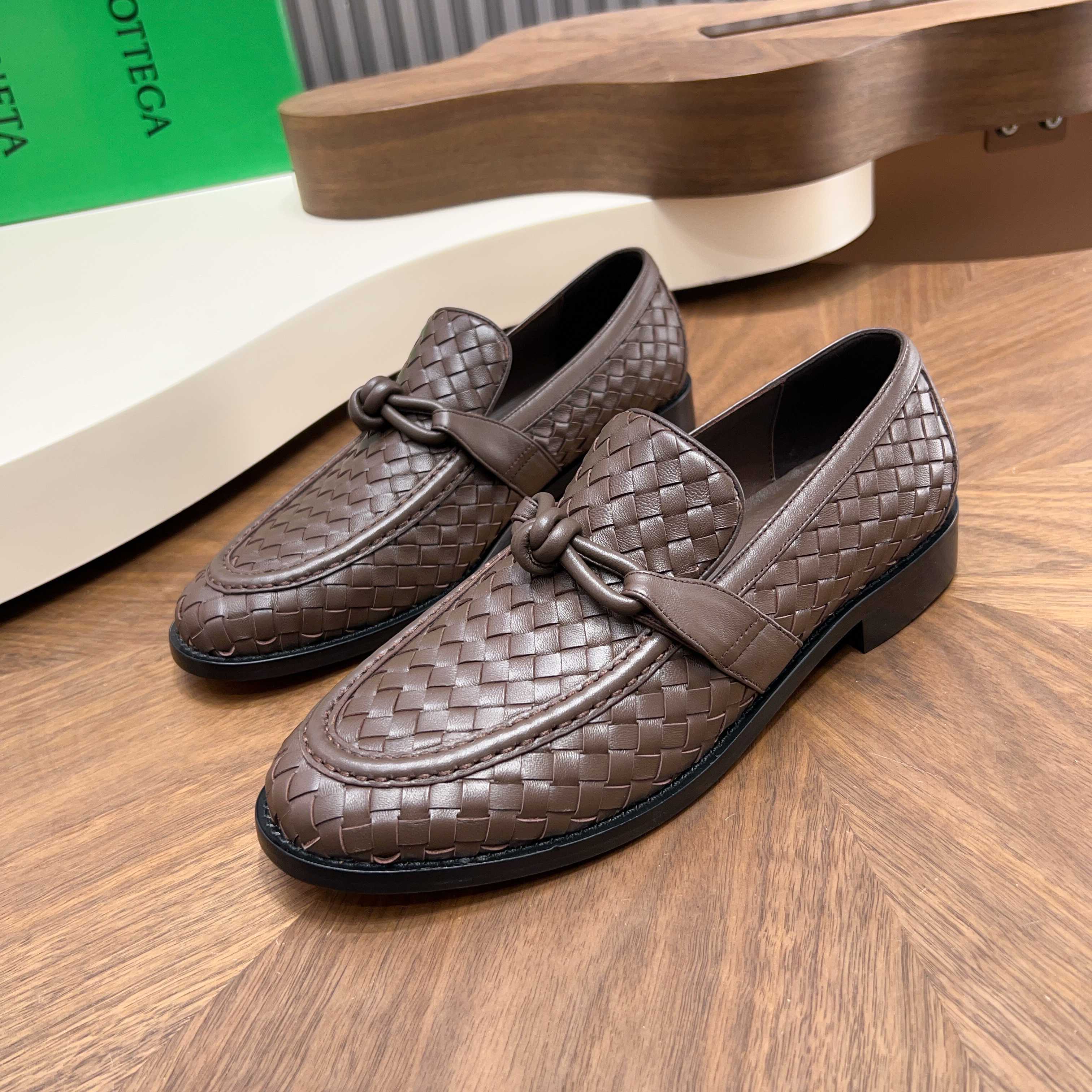 NO:779872,Bottega Veneta's 2026 spring counter synchronized couple style Bottega Veneta small round toe slippers!  Braided style!  High-end atmosphere!  Imported beef!  Leather outsole!  [Rose][Rose]!  Purely hand-woven, the original board is reproduced one-to-one!  quality assurance!  Female 35-39 (40 41 customized, non-refundable) Male 39--44 (38454647 customized, non-refundable) 46 plus 2047 plus 30 [Rose],,bottega veneta,bottega veneta,slippers,Leather soles19860909葆蝶家2026春季专柜同步情侣款 Bottega Veneta小圆头拖鞋！编织风格！高端大气！进口牛里！真皮大底！[玫瑰][玫瑰]！纯手工编织,原板一比一复刻！质量保证！女35-39 (40 41订制不退换）男39--44（38454647定制不退换)46加2047加30[玫瑰],,bottega veneta,bottega veneta,slippers,Leather soles,Men's shoes