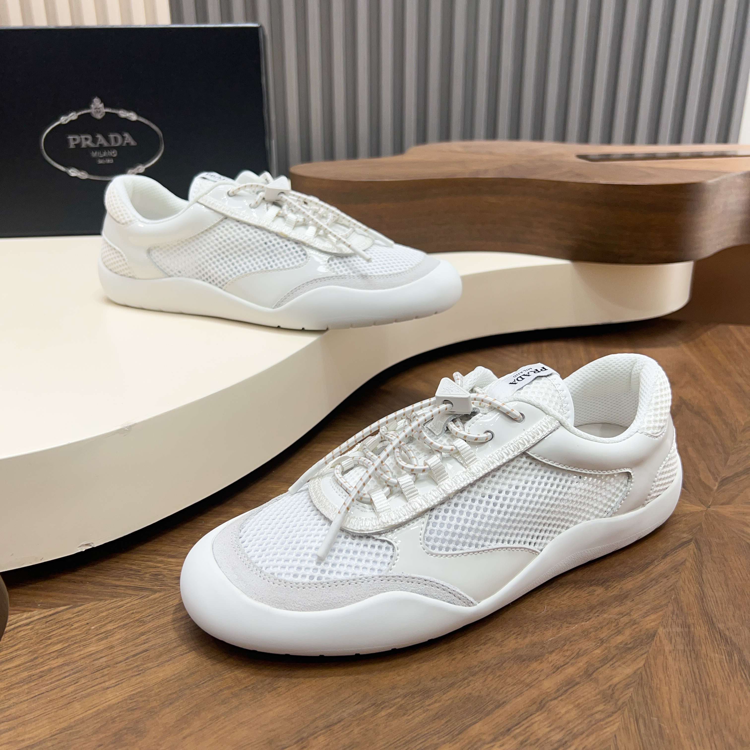 NO:850786,Code YS002938 Prada/Prada Speedrock men's sports shoes Prada  Speedrock series sports shoes, soft calfskin leather and fabric breathable mesh stitching upper, two-color elastic laces with classic triangle logo spring rope buckle adjustment, light and flexible rubber soles for perfect flexibility, inspired by alpine climbing, logo webbing on the tongue, and silver-labeled cowhide foot pads, which have a strong sense of wrapping and good stability. They are OK for daily wear or light sports! The toe and sole lines are rough, with a sense of strength and sophistication, a must-have for urban adventure! Comes with a full set of original packaging!  Code number 39-40-41-42-43-44 standard leather shoe code (45 is custom-made and cannot be returned or exchanged) Item number 2EE468 mesh, prada, prada, sneakers, cowhide19860909编码YS002938 Prada/普拉达 Speedrock男士运动鞋 Prada Speedrock系列运动鞋,柔软小牛皮皮革和织物透气网眼拼接鞋面,双色弹力系带配以经典三角徽标弹簧索扣调节,轻薄柔韧橡胶鞋底完善灵活性,灵感来自高山攀岩,鞋舌饰有徽标织带,配以银标牛皮垫脚,包裹感强,稳定性好,日常穿搭或轻运动都OK!鞋头和鞋底线条粗犷,力量感与精致度兼具,都市探险风必备!配全套原包装！ 码数39-40-41-42-43-44标准皮鞋码（45定做不退换） 货号2EE468网面,,prada,prada,sneakers,cowhide,Men's shoes