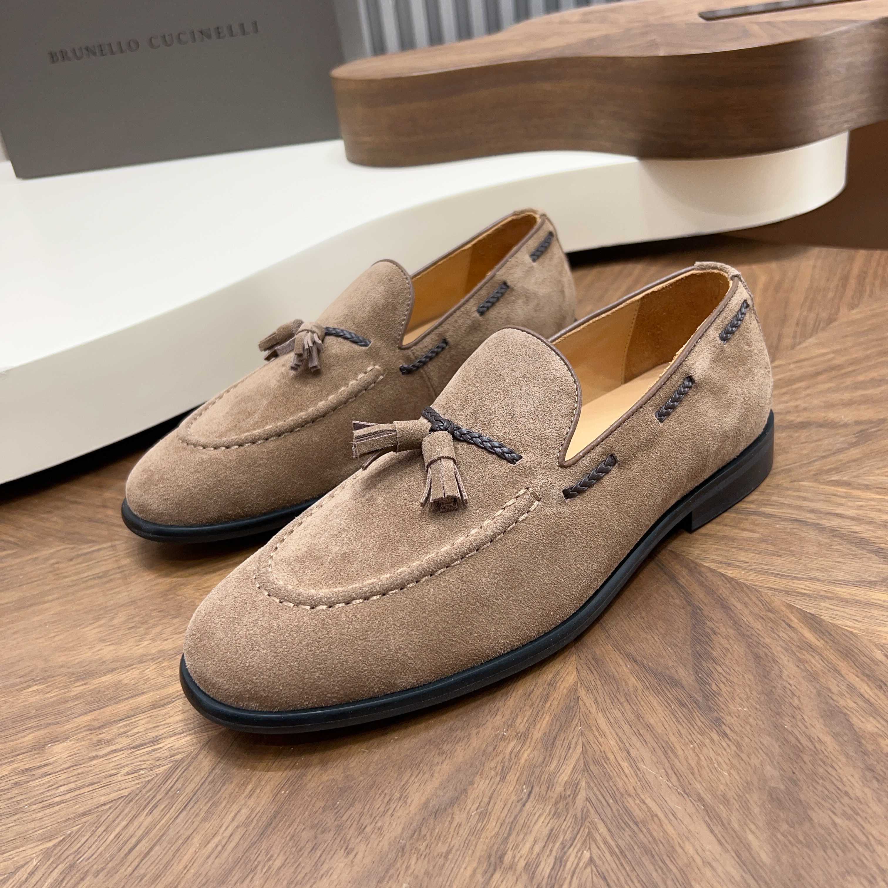 NO:781962,BC's new products are on the shelves Brunello Cucinell* Loafers made of imported suede cowhide Hand-stitched uppers Decorated with leather strap details Full cowhide lining Insole decorated with brand logo Original molded rubber outsole Super grippy low heel with rubber sole Slip-on wear Fashionable and comfortable Standard leather shoe size 39~44# (customized at 38.45.#), brunello  cucinelli,chanel,loafers,cowhide19860909BC家新品上架 Brunello Cucinell* 乐福鞋皮鞋 进口牛反绒牛皮打造 手工缝制鞋面 鞋面饰同皮质袢带细节 全牛皮内里 鞋垫饰品牌logo标识 原版开模橡胶大底 橡胶底的超强抓地性能低跟 一脚蹬穿着 时尚舒适 标准皮鞋码数39～44#（38.45.#定做）,,brunello cucinelli,chanel,loafers,cowhide,Men's shoes