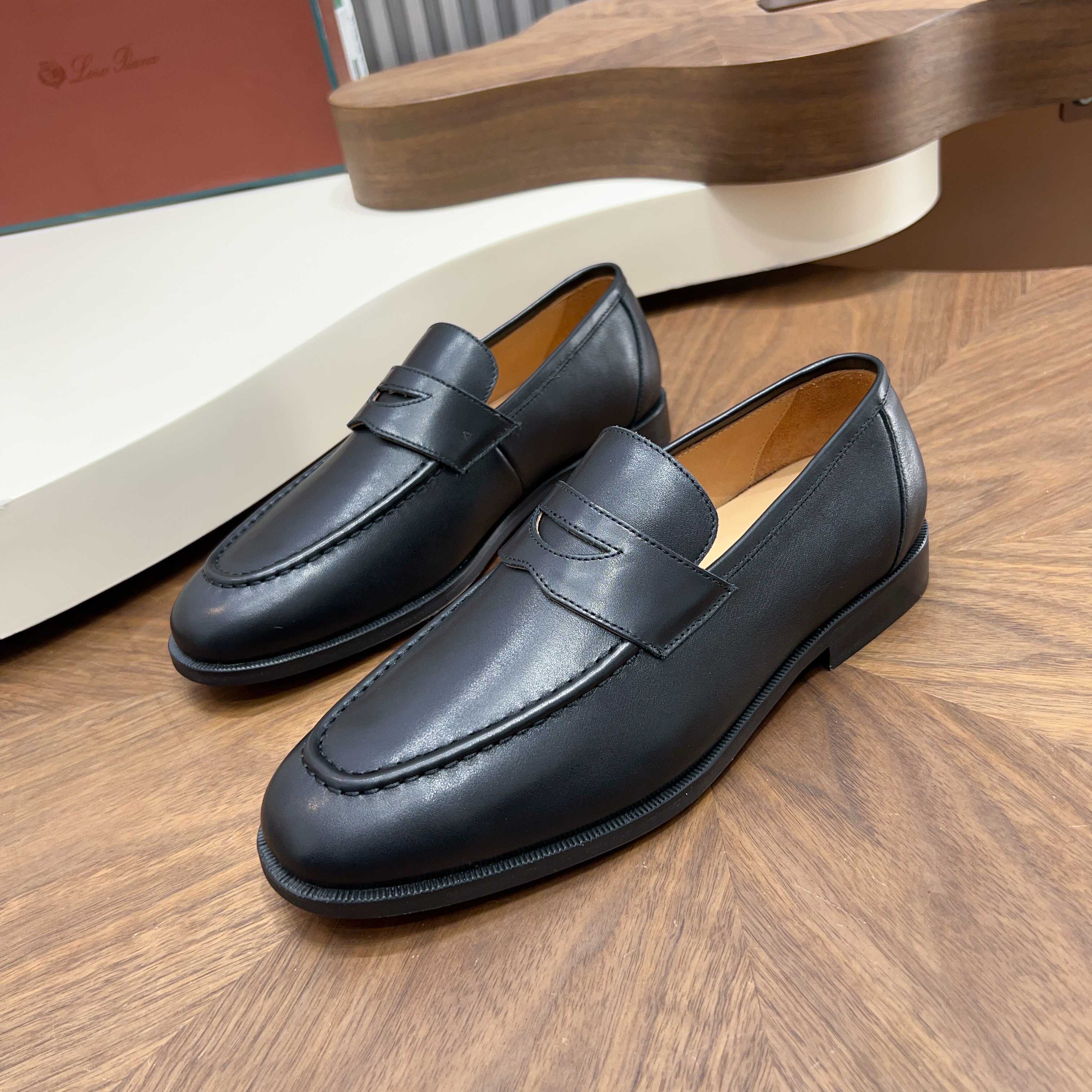 NO:781954,LP Men's Loafers | Versatile style that you can wear with your eyes closed. Made of first-layer cowhide, soft and elastic on the upper leg without rubbing. Classic penny loafer design, simple and advanced. Slip-on design, super convenient for commuting. Size 38-45 (38 and 45 need to be customized). They are great whether worn with trousers or jeans. The texture is straight forward, loro piana, loafers, jeans, cowhide.19860909LP 男士乐福鞋｜闭眼入的百搭款 头层牛皮材质,上脚软弹不磨脚 经典便士乐福设计,简约高级 一脚蹬设计,通勤出门超方便  码数38-45（38、45需定制） 不管是搭西裤还是牛仔裤都很绝,质感直接拉满,,loro piana,loafers,jeans,cowhide,Men's shoes