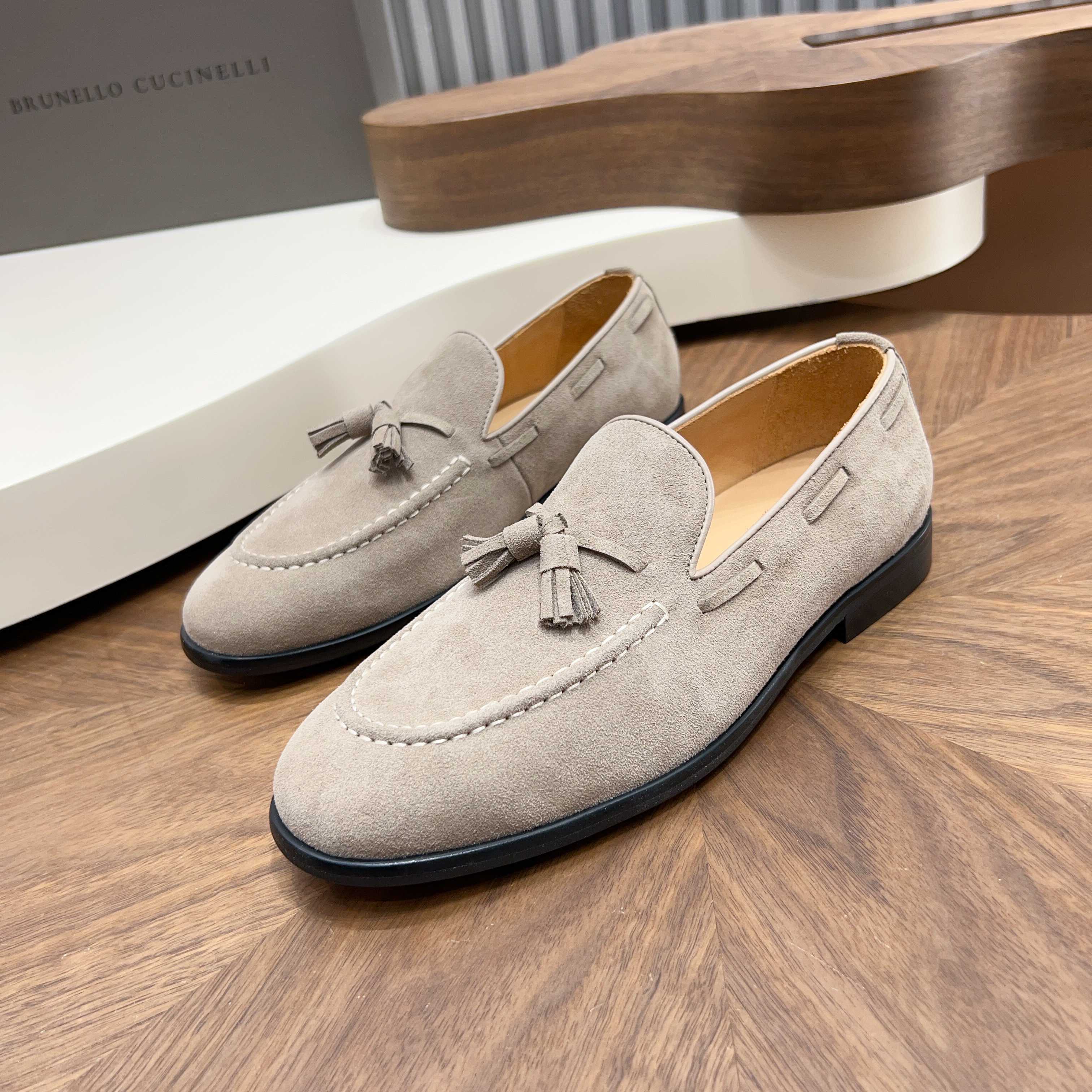 NO:781938,LP Men's Loafers | Versatile style that you can wear with your eyes closed. Made of first-layer cowhide, soft and elastic on the upper leg without rubbing. Classic penny loafer design, simple and advanced. Slip-on design, super convenient for commuting. Size 38-45 (38 and 45 need to be customized). They are great whether worn with trousers or jeans. The texture is straight forward, loro piana, loafers, jeans, cowhide.19860909LP 男士乐福鞋｜闭眼入的百搭款 头层牛皮材质,上脚软弹不磨脚 经典便士乐福设计,简约高级 一脚蹬设计,通勤出门超方便  码数38-45（38、45需定制） 不管是搭西裤还是牛仔裤都很绝,质感直接拉满,,loro piana,loafers,jeans,cowhide,Men's shoes