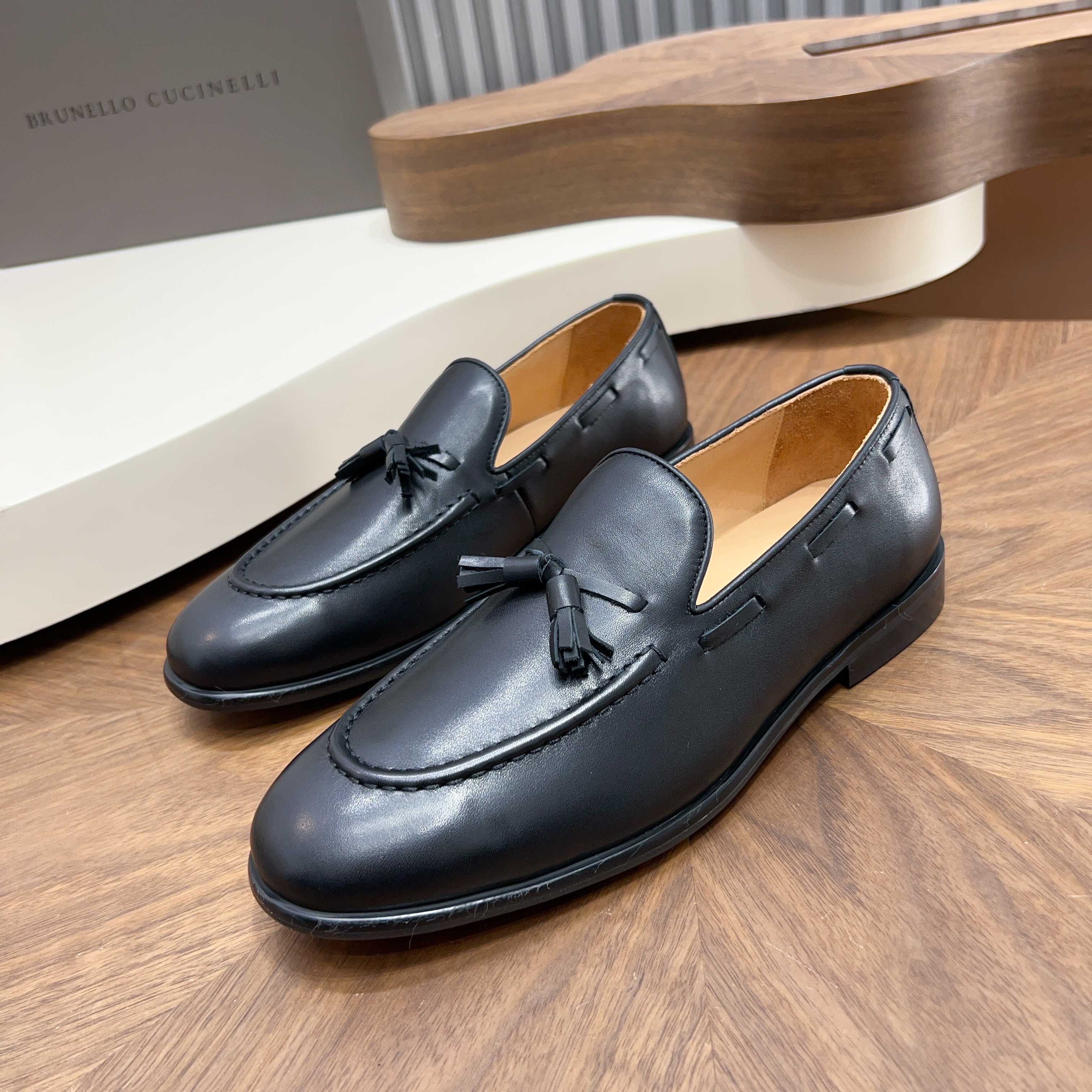 NO:781946,BC's new products are on the shelves Brunello Cucinell* Loafers made of imported suede cowhide Hand-stitched uppers Decorated with leather strap details Full cowhide lining Insole decorated with brand logo Original molded rubber outsole Super grippy low heel with rubber sole Slip-on wear Fashionable and comfortable Standard leather shoe size 39~44# (customized at 38.45.#), brunello  cucinelli,chanel,loafers,cowhide19860909BC家新品上架 Brunello Cucinell* 乐福鞋皮鞋 进口牛反绒牛皮打造 手工缝制鞋面 鞋面饰同皮质袢带细节 全牛皮内里 鞋垫饰品牌logo标识 原版开模橡胶大底 橡胶底的超强抓地性能低跟 一脚蹬穿着 时尚舒适 标准皮鞋码数39～44#（38.45.#定做）,,brunello cucinelli,chanel,loafers,cowhide,Men's shoes
