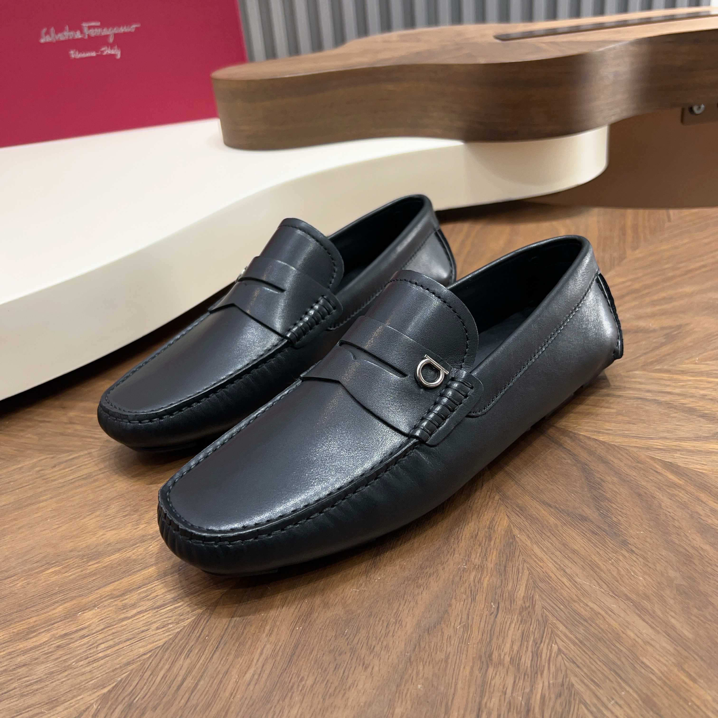 NO:781637,Ferragamo’s classic loafers are new!  Price: Regular size 39-44 in stock, size 38/45 can be customized. Genuine leather texture, high-grade on the feet, no choice of outfit, ferragamo, loafers19860909菲拉格慕经典乐福鞋上新！ 售价 常规码39-44现货,38/45码可定制 真皮质感,上脚显档次不挑穿搭,,ferragamo,loafers,Men's shoes