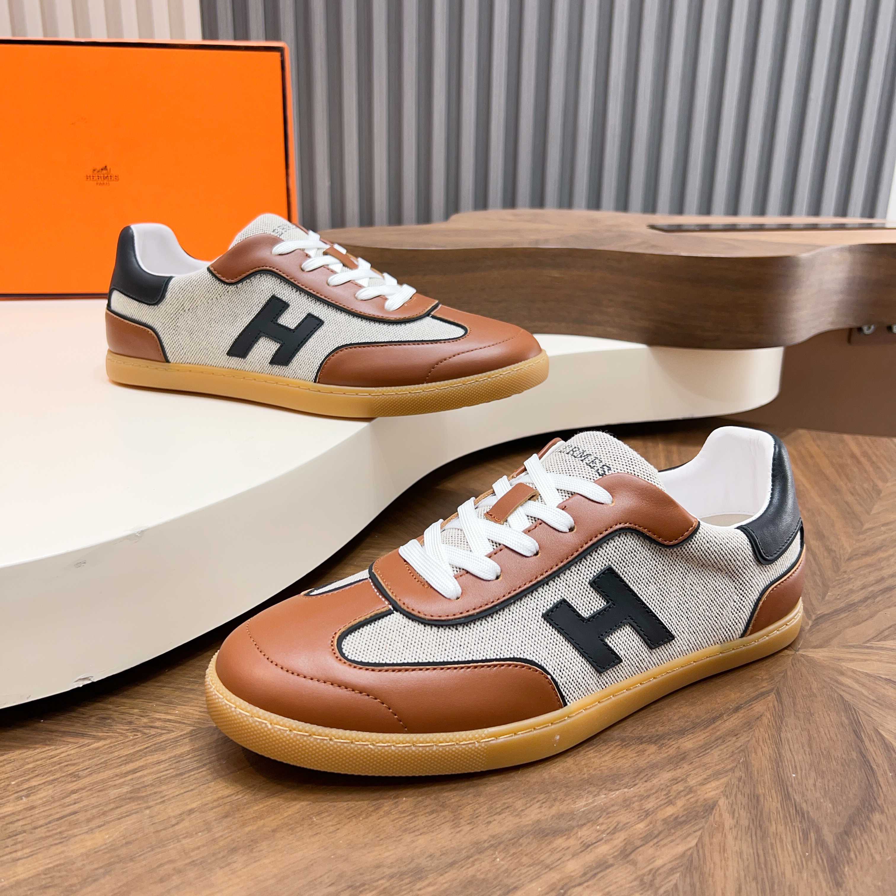 NO:829541,H family Hermès Join series casual sports shoes. The uppers are made of calfskin and Epsom calfskin sports shoes, decorated with contrasting patterns. Create a casual retro style. Fresh, good-looking and versatile, size 39-44 (45 46 customized),, hermes, sneakers, cowhide19860909H家爱马仕Join系列休闲运动鞋 .鞋面采用小牛皮和Epsom小牛皮运动鞋,装饰撞色图案.打造休闲复古风格.清新好看百搭  size39-44（45 46定制）,,hermes,sneakers,cowhide,Men's shoes