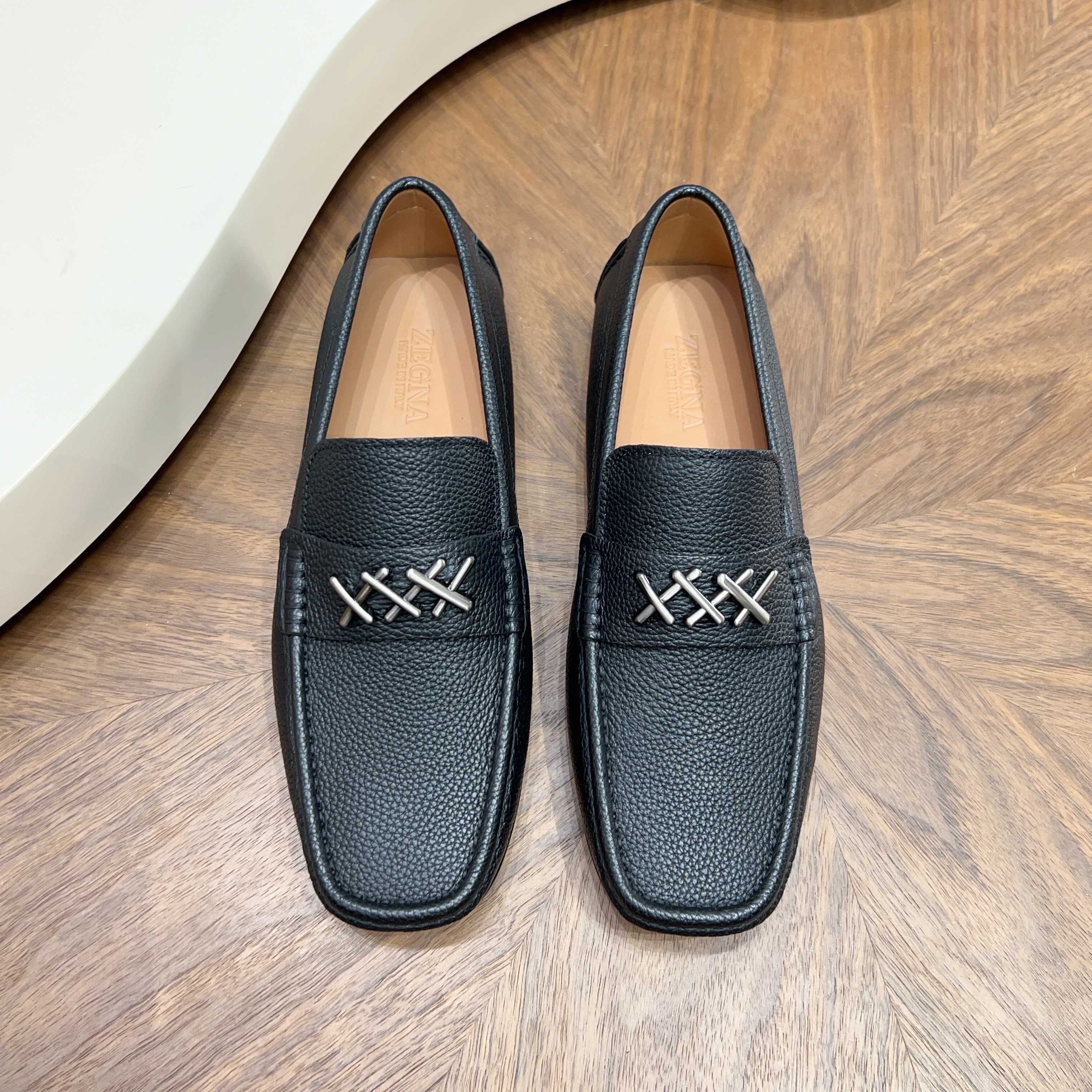 NO:833477,Zegna men's genuine leather loafers, size 38-45 (reservation required for 38/45) Price One-slip soft sole design, suitable for business/leisure use, comfortable for commuting and driving, full-textured first-layer cowhide, low-key and high-end.,,zegna,loafers,cowhide19860909杰尼亚同款男士真皮乐福鞋 码数38-45（38/45需预订） 价格 一脚蹬软底设计,商务/休闲都能hold住,通勤、开车穿都舒服,头层牛皮质感拉满,低调又高级.,,zegna,loafers,cowhide,Men's shoes