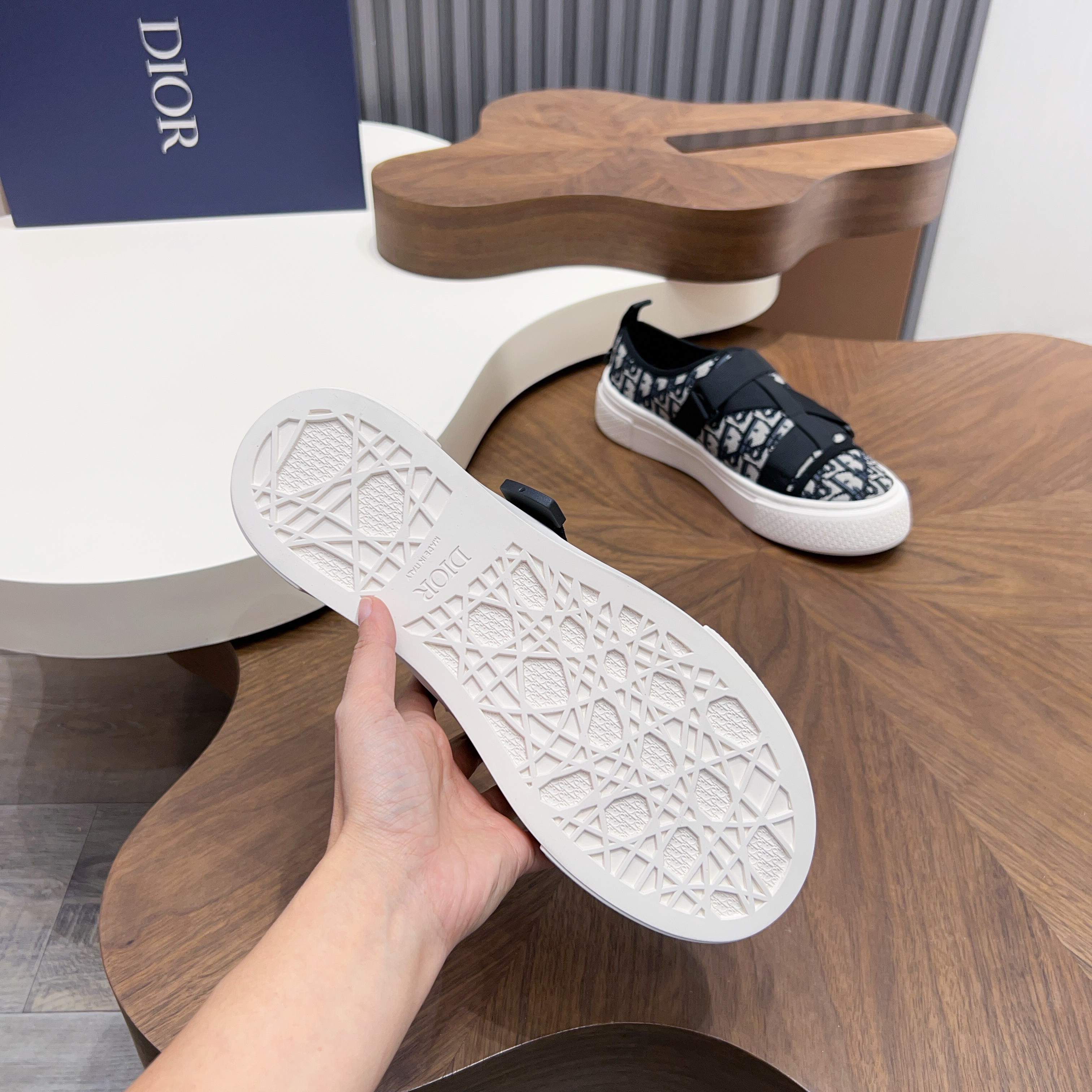 Dior Style Men's Shoes style reference detail image 3 from source 782384