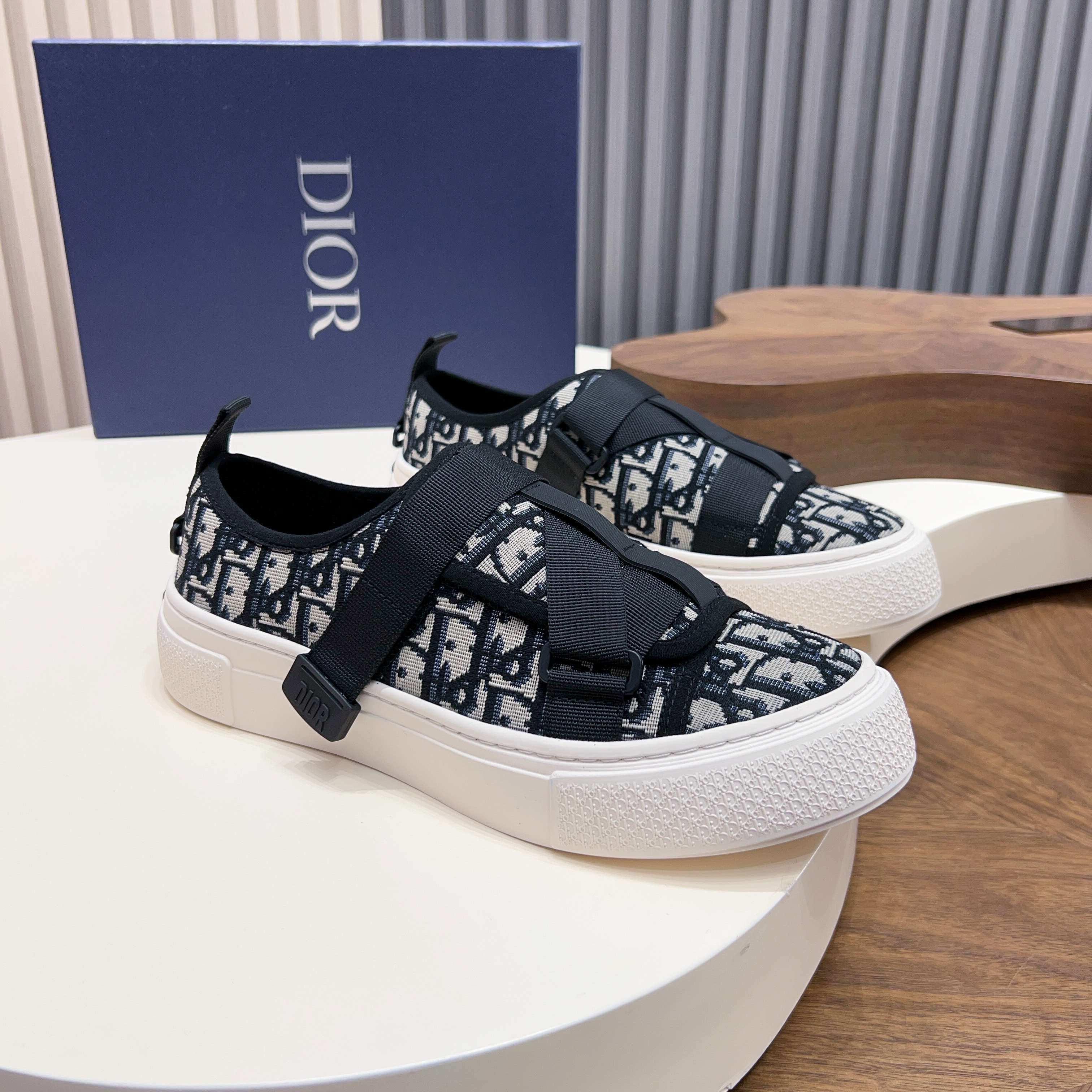 Dior Style Men's Shoes style reference detail image 9 from source 782384