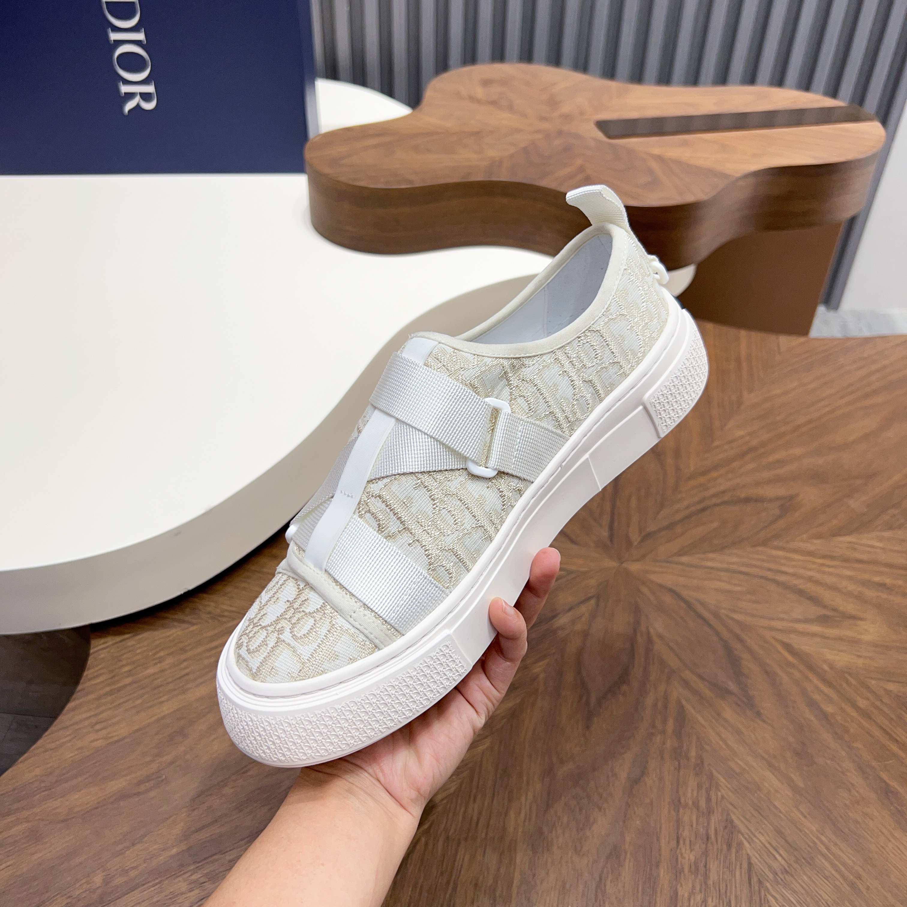 Dior Style Men's Shoes style reference detail image 6 from source 782383
