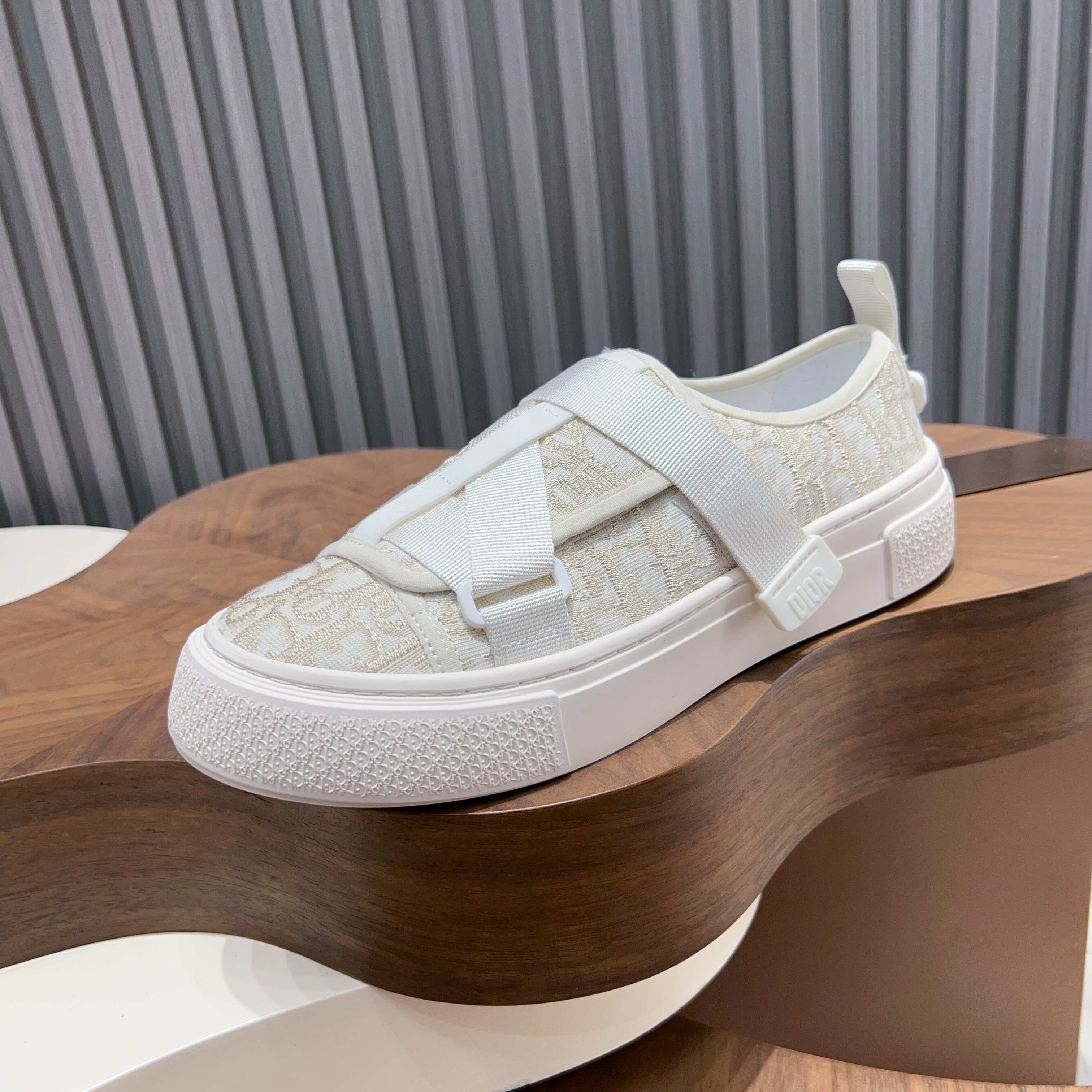 Dior Style Men's Shoes style reference detail image 5 from source 782383