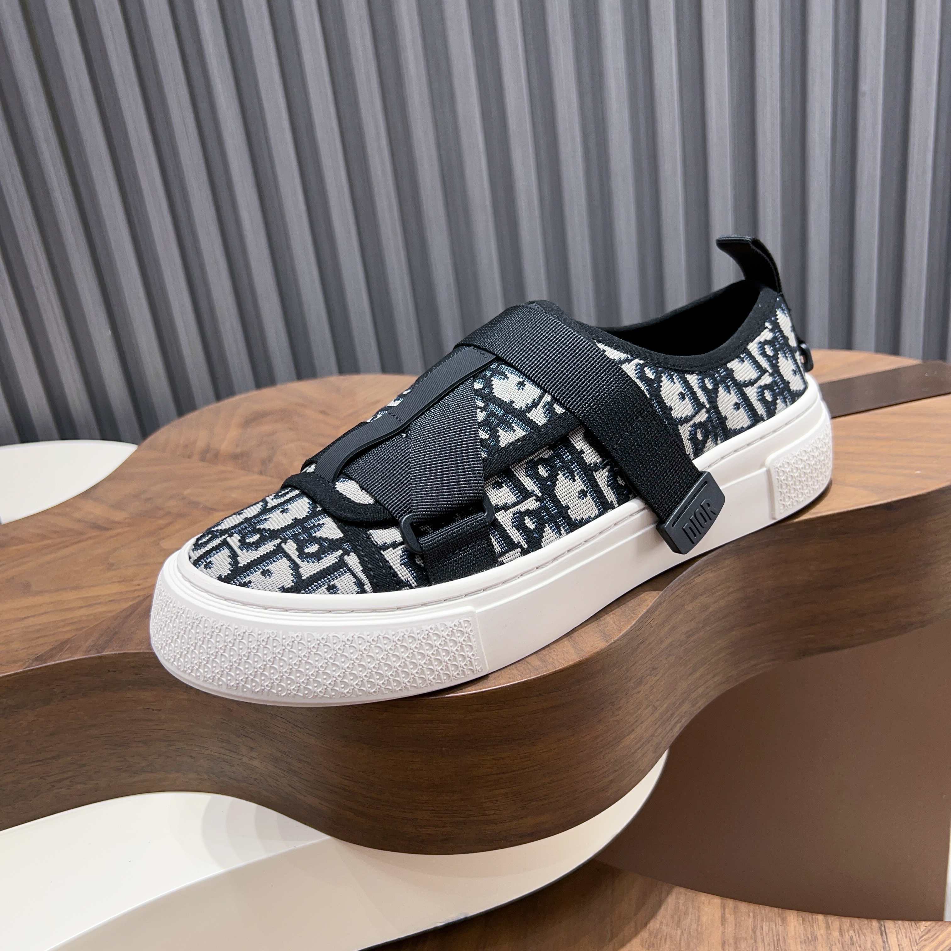 Dior Style Men's Shoes style reference detail image 6 from source 782384