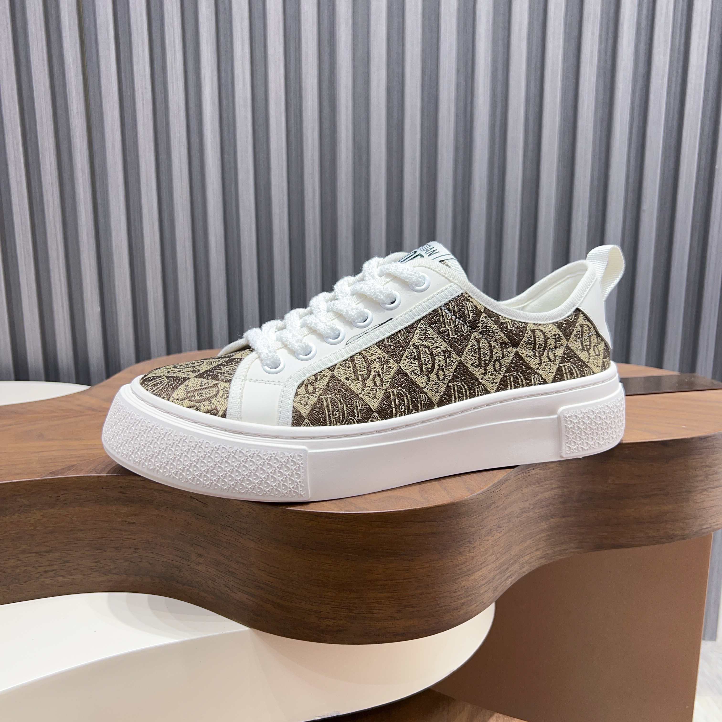 Dior Style Men's Shoes style reference detail image 5 from source 782385