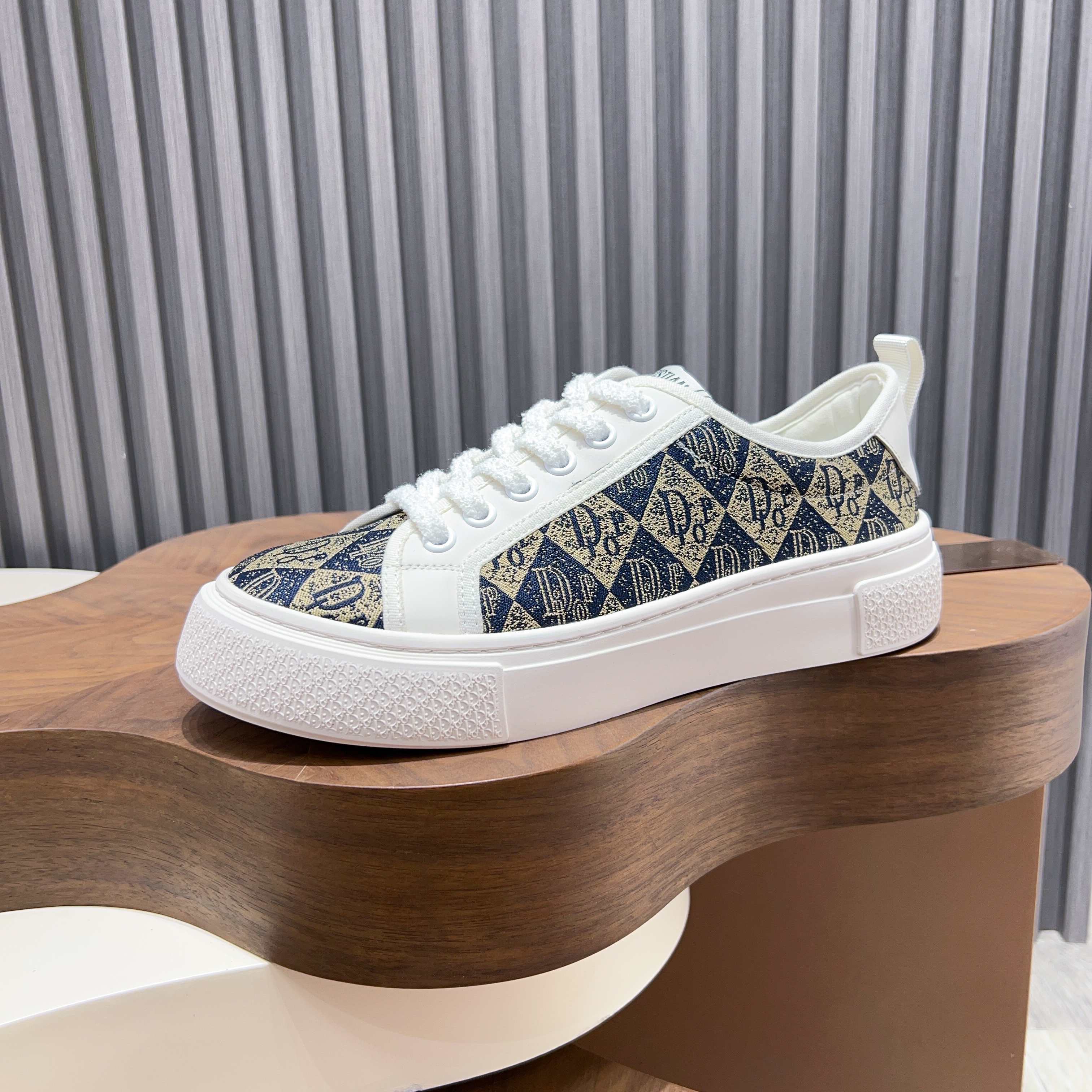 Dior Style Men's Shoes style reference detail image 4 from source 782386
