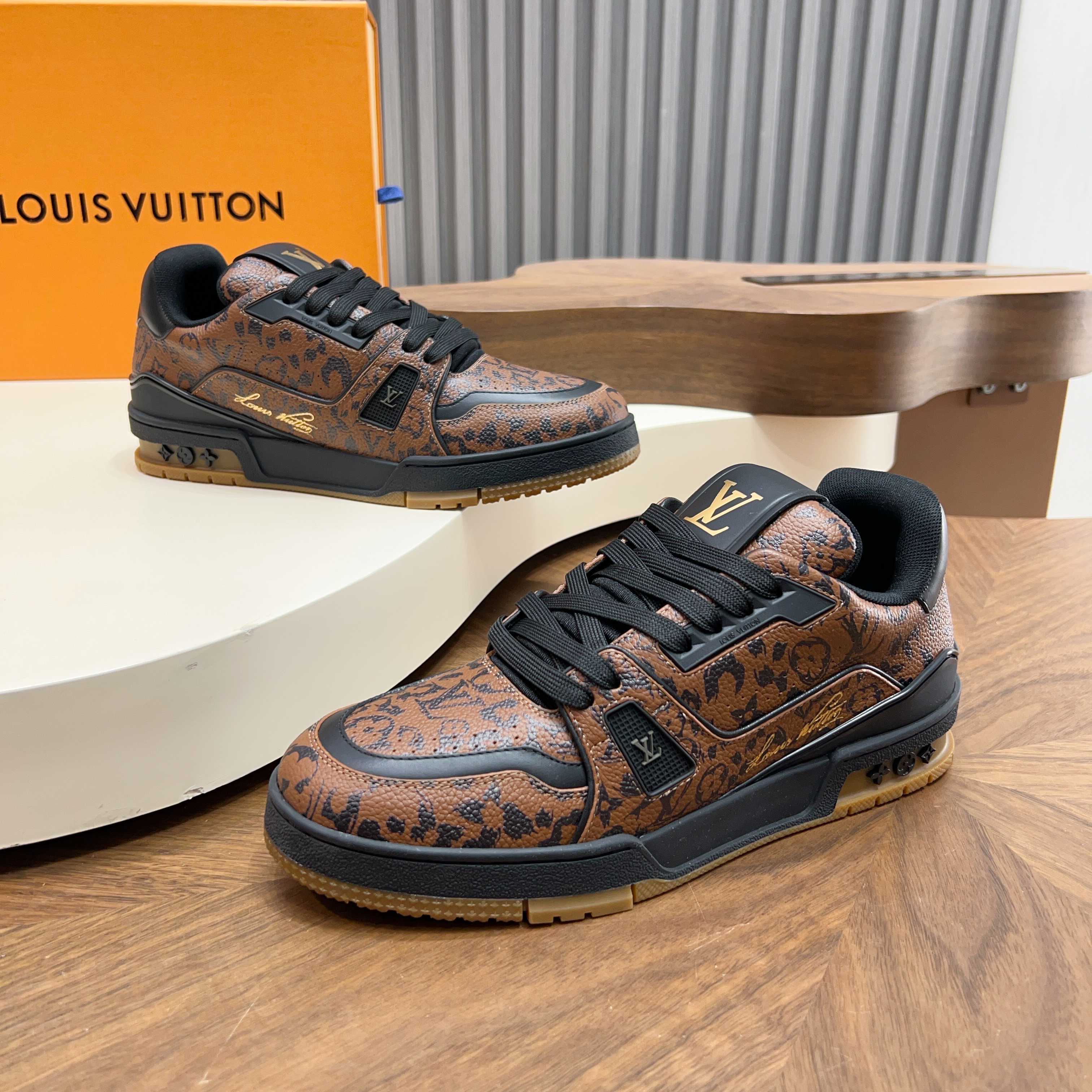 NO:832204,New LV TRAINER series sneakers. This LV Trainer sneaker continues the iconic structure and is made of retro-textured suede calfskin to create a subtle aged effect. Monogram flower-embellished leather laces form a sharp color contrast with the shoe body. The Louis Vuitton handwritten embroidered logo and #54 logo are decorated on the sides and rear. The rubber outsole is decorated with Monogram  Floral, sweat-absorbent and breathable fabric lining and foot pads extend the comfortable experience. Comes fully packaged in the original box and comes with a pair of shoelaces!  Leather shoe sizes 36-44 (35/38/45 can be customized and returns and exchanges are not supported),, louis vuitton, louis vuitton, sneakers, cowhide19860909新款LV TRAINER系列运动鞋 本款 LV Trainer 运动鞋延续标志性构型,以复古质感绒面牛皮革营造微妙做旧视效.Monogram 花卉装饰栖身皮革鞋带,与鞋身形成鲜明的色彩对比.路易威登手写体刺绣标识和 #54 标识分饰侧面与后部.橡胶外底饰有 Monogram 花卉,吸汗透气织物内里及垫脚,延续舒适体验.配原盒全套包装,附赠一副鞋带！ 码数36-44皮鞋码（35/38/45可定做不支持退换货）,,louis vuitton,louis vuitton,sneakers,cowhide,Men's shoes