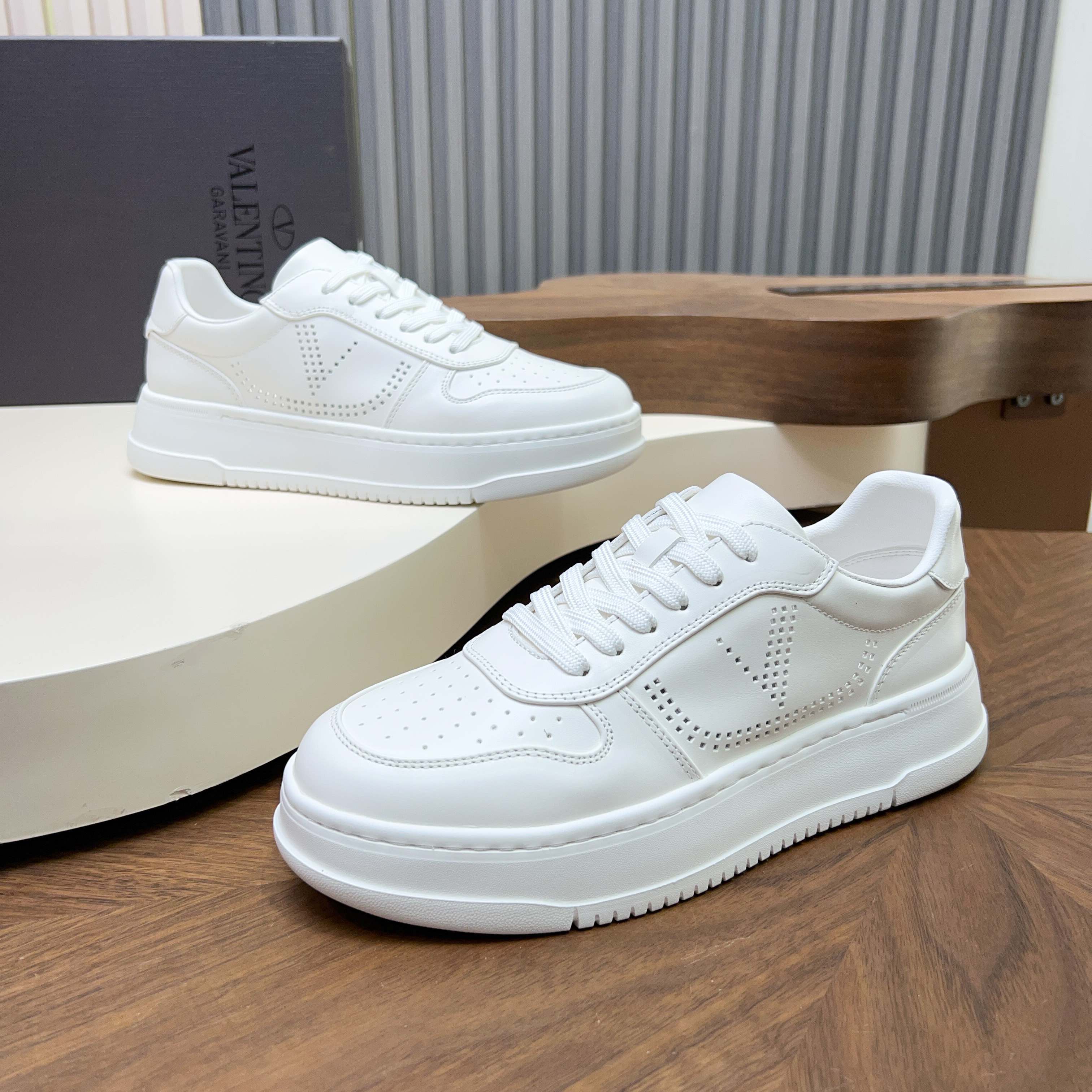 NO:832196,.Code YS003848 Valentino/Valentino men's classic low-top casual sports shoes. These sports shoes are made of soft calfskin and suede cow leather fabrics. The leather is soft and delicate. The outside is decorated with VLOGO SIGNATURE punching details. The toe is punched. It is novel and fashionable, breathable and comfortable. It is equipped with fabric lining, labeled cowhide feet, lightweight rubber outsole, good non-slip and wear resistance, light and comfortable on the foot, fashionable and trendy.  Comes with full original packaging!  Code number 39-40-41-42-43-44 (38/45 can be customized and returns and exchanges are not supported) Item number T1021 punching,,valentino,valentino,sneakers,cowhide19860909.编码YS003848 Valentino/华伦天奴 男士经典低帮休闲运动鞋 这款运动鞋采用柔软小牛皮和绒面牛皮革面料打造,皮质柔软细腻,外侧饰以VLOGO SIGNATURE冲孔细节,鞋头冲孔处理,款式新颖时尚,透气舒适,搭配织物内里,带标牛皮垫脚,轻质橡胶大底,防滑耐磨性能好,上脚轻便舒适,时尚又潮流, 配全套原包装！ 码数39-40-41-42-43-44（38/45可定做不支持退换货） 货号T1021冲孔,,valentino,valentino,sneakers,cowhide,Men's shoes