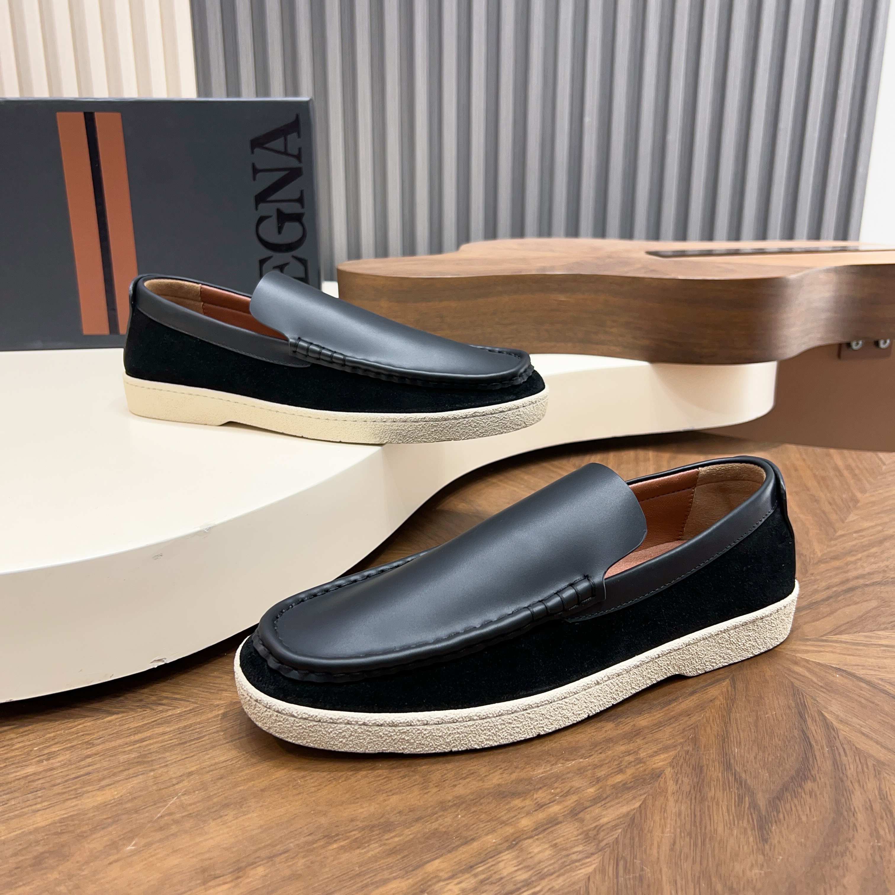 NO:832241,Ermenegildo zegna Zegna's new Garonne Flex is a rare over-the-foot style. The shoes are made of imported cowhide. SS23 season private model new buckle. Insole + inner lining are all cowhide. The outsole is specially made of rubber. It is lightweight, wear-resistant, and has an anti-slip special sole strap with logo. It is light, comfortable and luxurious. Normal size: 39/40/41/42/43/44 black. Original box packaging + dust bag,,zegna,cowhide19860909Ermenegildo zegna杰尼亚新款Garonne Flex 不可多得的一款套脚款 鞋子采用进口牛皮面 ss23季私模新饰扣 鞋垫+内里全牛皮 大底为橡胶特制轻质耐磨、防滑专用底带logo 上脚轻便舒适轻奢 正常码数:39/40/41/42/43/44 黑色 原盒包装+防尘袋,,zegna,cowhide,Men's shoes