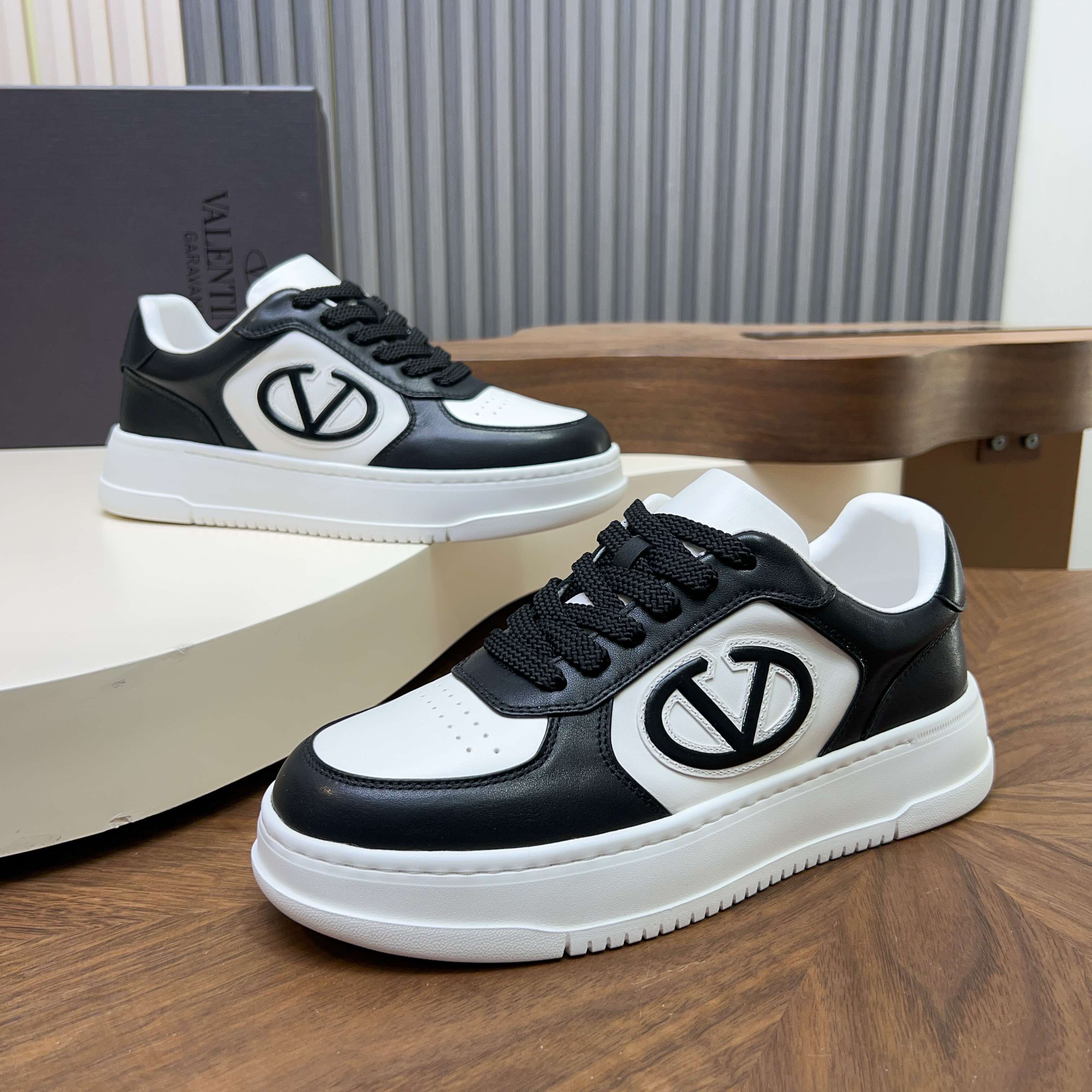 NO:832264,VALENT* Valentino men's white shoes are made of cow leather uppers, which are soft and breathable, and the hollow design has a sense of detail. The thick-soled sponge cake structure increases the height by about 5cm, making your legs appear taller and longer!  The soles are non-slip and wear-resistant, making them suitable for daily commuting and casual outings. The round-toe design is anti-collision and does not squeeze your feet, and is very comfortable for long walks ~ Versatile attributes, easy to control, simple and high-end, easy to get a sense of effortless sophistication. size39-45 (customized at 38.45),,valentino,valentino,cowhide19860909VALENT*华伦天奴男士小白鞋采用牛皮革鞋面,柔软透气,镂空设计超有细节感.厚底松糕结构,增高约5cm,显高显腿长！鞋底防滑耐磨,日常通勤、休闲出街都OK.圆头设计防撞不挤脚,长时间走路也很舒适～百搭属性,轻松驾驭,简约又高级,轻松get不费力精致感. size39-45（38.45定制）,,valentino,valentino,cowhide,Men's shoes