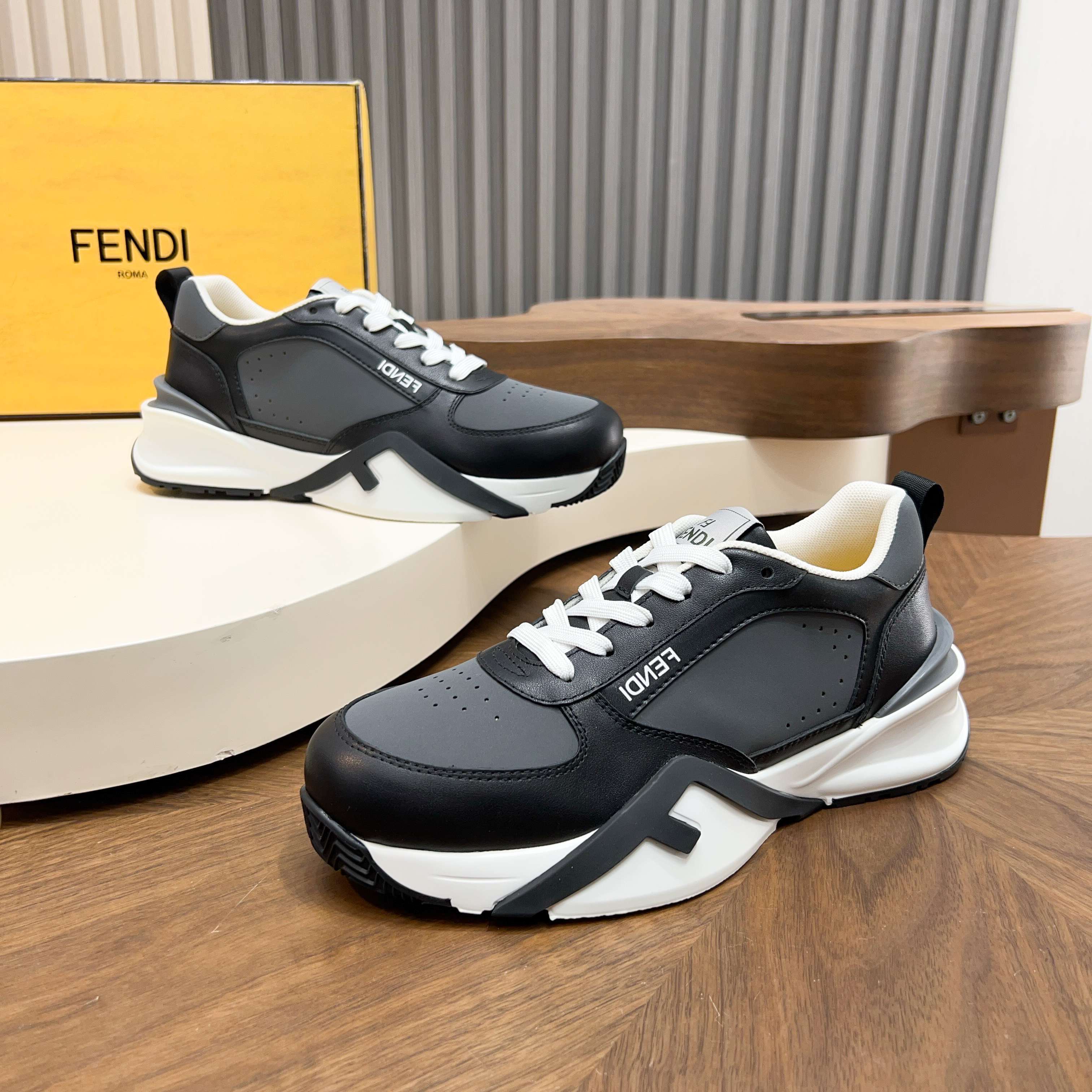 NO:832271,FEND* — Fendi Fenjia Flow men's casual sneakers, with elastic straps, side zippers, corrugated soles engraved with F. The heels are decorated with embossed Fendi Flow words. High-tech fabrics and mixed materials of blue and genuine leather. Decorated with Lycra details. FF pattern tongue. Ultra-light wear-resistant EVA sole. Size 39-44 (45.46 custom-made),,fendi,fendi,fendi,sneakers19860909FEND* — 芬迪 芬家Flow 男士休闲运动鞋,搭配松紧带、侧拉链,刻有F的波纹鞋底.鞋跟饰有凸纹Fendi Flow字样.高科技布料及蓝色和真皮混合材质.装饰Lycra细节.FF图案鞋舌.超轻耐磨EVA鞋底. 码数39-44（45.46定做）,,fendi,fendi,fendi,sneakers,Men's shoes